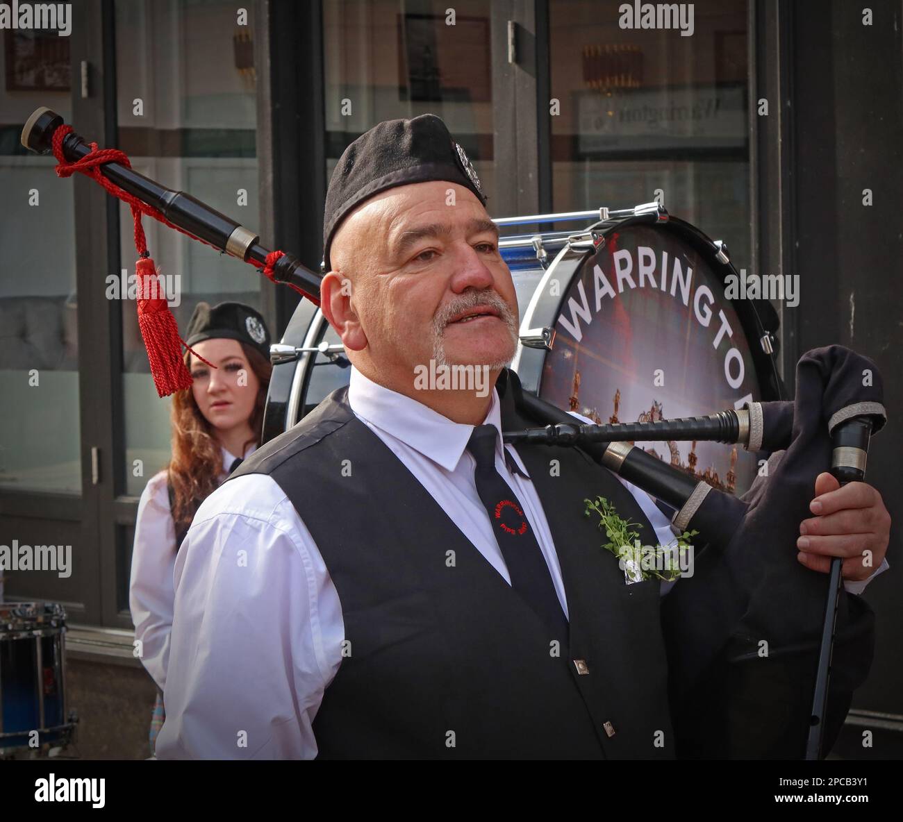 Pipe band al St Patricks Day 2023 Irish Community parata Orford Ln Warrington a Bridge Street IRA bombardamento memoriale, Cheshire, Regno Unito Foto Stock