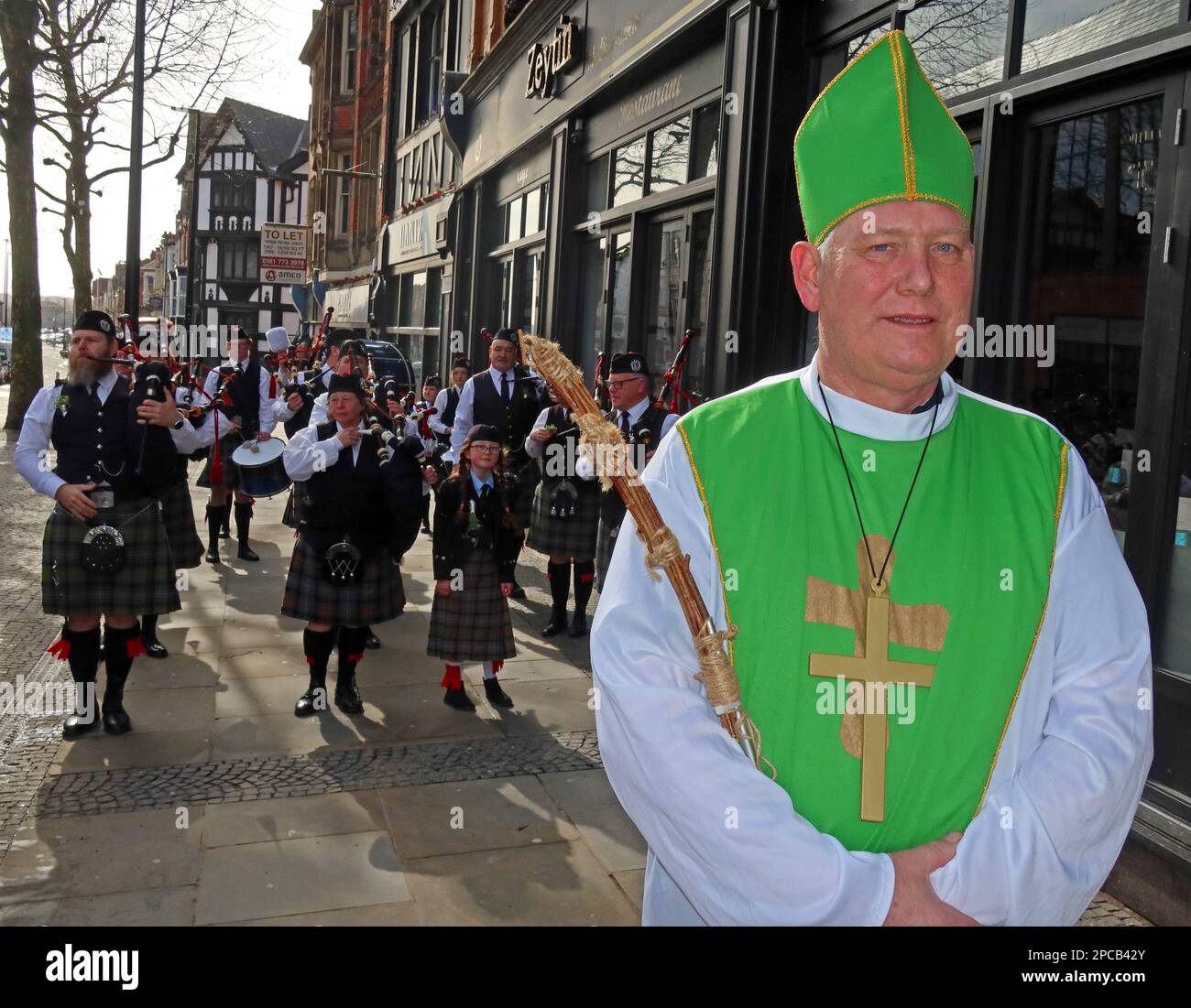 Bands & St Patricks Day 2023 la comunità irlandese parata Orford Ln Warrington a Bridge Street IRA bombardamento memoriale, Cheshire, Regno Unito Foto Stock