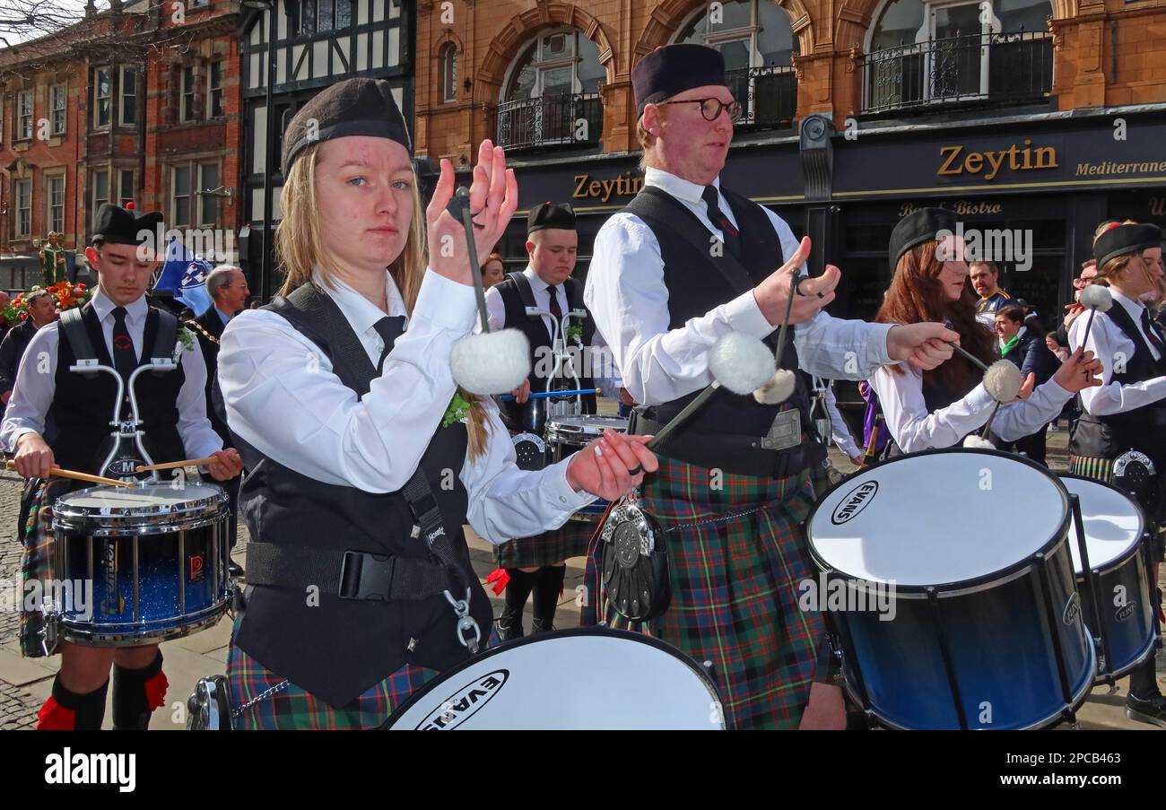 Pipe band lady drummer a St Patricks Day 2023 Irish Community parade Orford Ln Warrington to Bridge Street IRA Bombing Memorial, Cheshire, UK Foto Stock