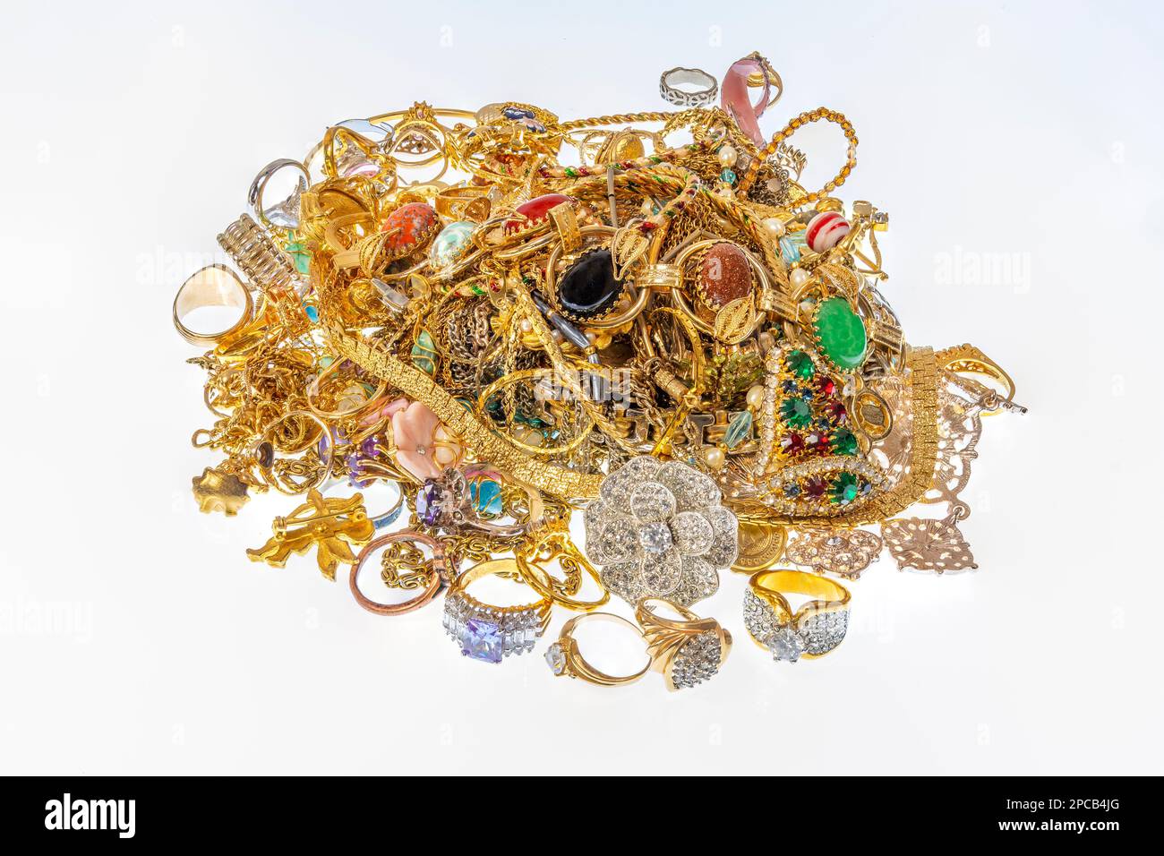 Ripresa orizzontale di una pila colorata di bellissimi gioielli d'oro vintage. Foto Stock