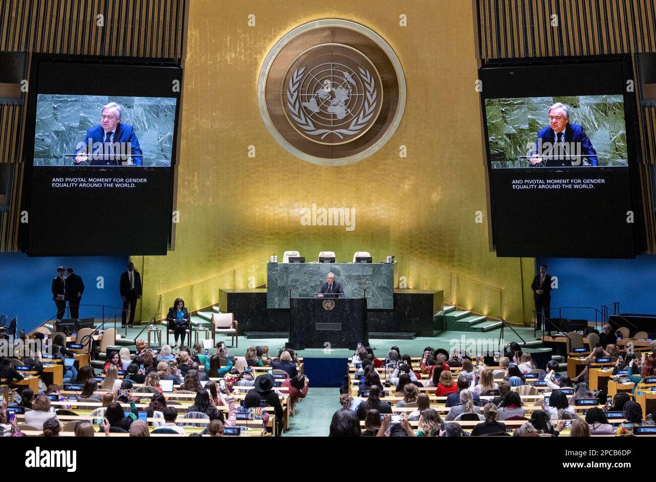 New York, Stati Uniti. 13th Mar, 2023. (230313) -- NAZIONI UNITE, 13 marzo 2023 (Xinhua) -- il Segretario generale delle Nazioni Unite Antonio Guterres (sul podio e sugli schermi) interviene in una sala comune con la società civile alla 67th sessione della Commissione sullo status delle donne presso la sede centrale delle Nazioni Unite a New York, il 13 marzo 2023. Guterres ha avvertito lunedì che il divario digitale di genere sta rapidamente diventando il nuovo volto della disuguaglianza di genere. (Eskinder Debebe/un Photo/Handout via Xinhua) Credit: Xinhua/Alamy Live News Credit: Xinhua/Alamy Live News Foto Stock