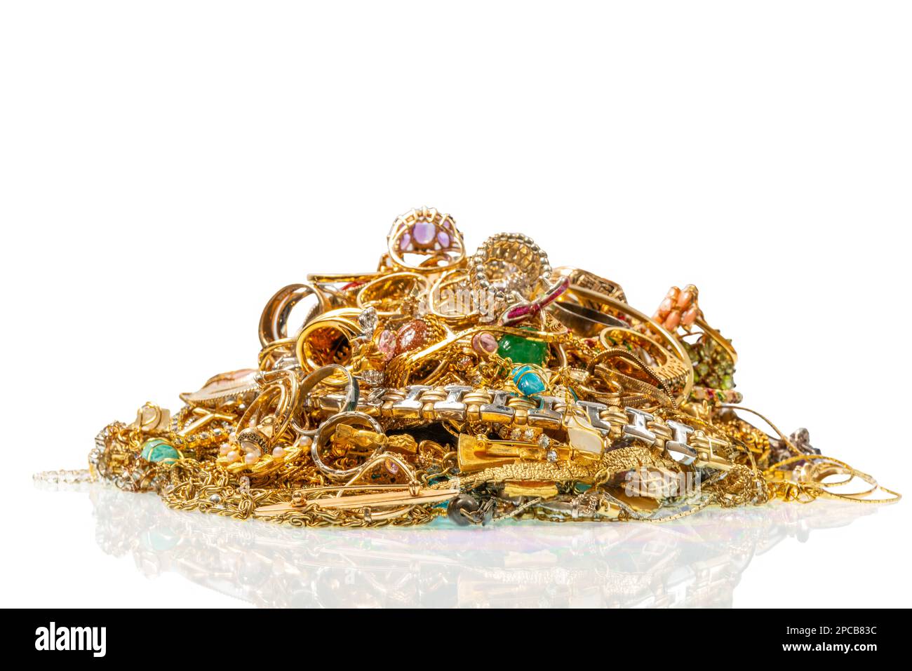 Ripresa orizzontale di una bella collezione di gioielli in oro con spazio di riflessione e copia. Foto Stock