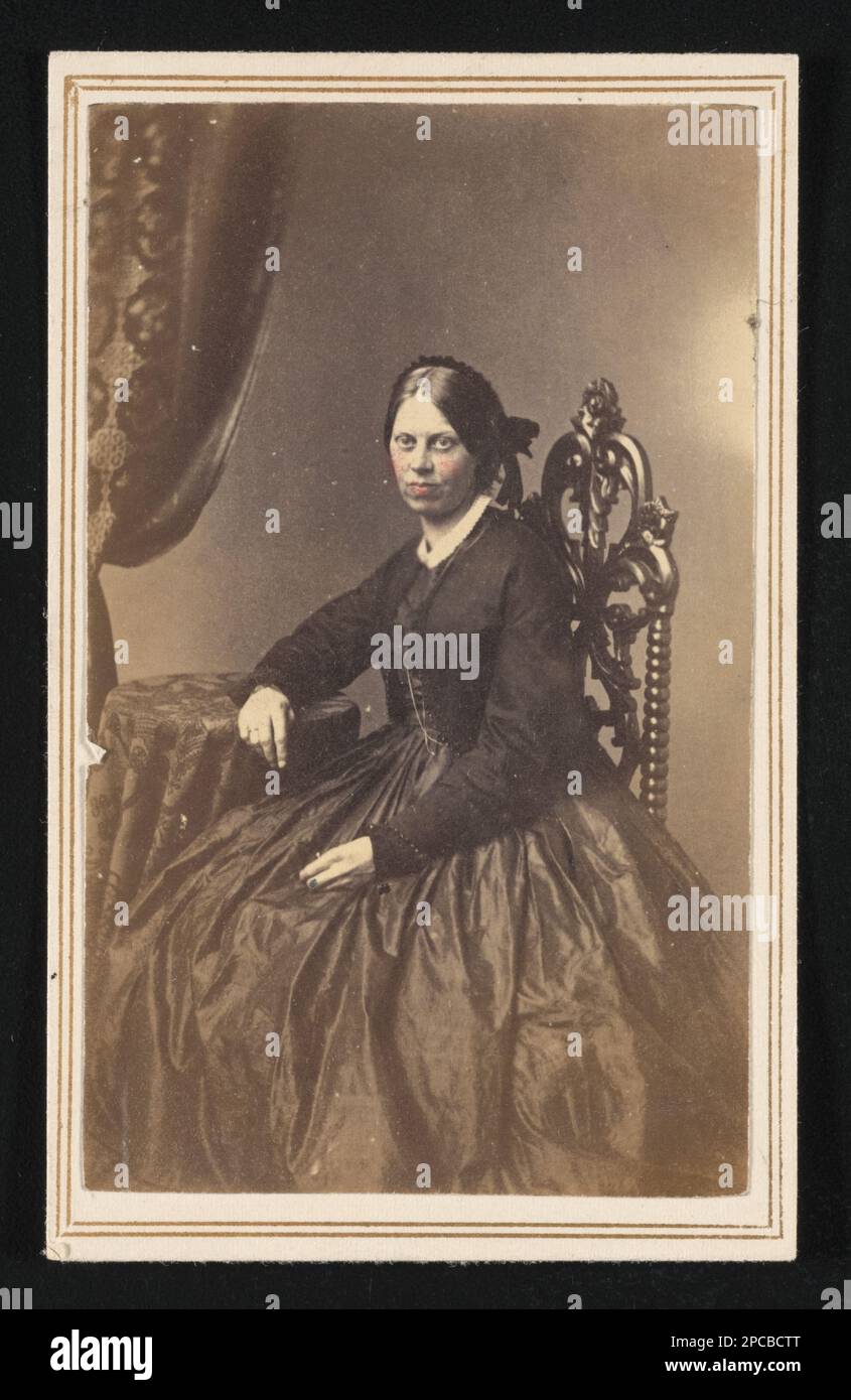 Infermiera dell'Unione Caroline A. Burghardt, ritratto completo, seduto, rivolto verso la parte anteriore. Liljenquist Collezione di fotografie della Guerra civile , pp/liljpaper, pp/liljwoch. Burghardt, Caroline A, 1834-1922, infermieri, Unione, 1860-1870, Stati Uniti, Storia, Guerra civile, 1861-1865, Aspetti medici, Unione, Stati Uniti, Storia, Guerra civile, 1861-1865, Donne, Unione. Foto Stock