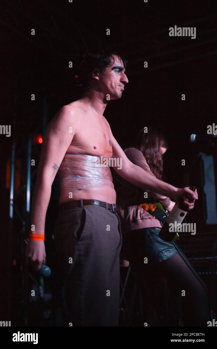 Moonlandingz (membri della Fat White Family) suona al Cluny di Newcastle il 22nd marzo 2017. Rebecca Taylor (autostima) si unì a loro per il loro set Foto Stock