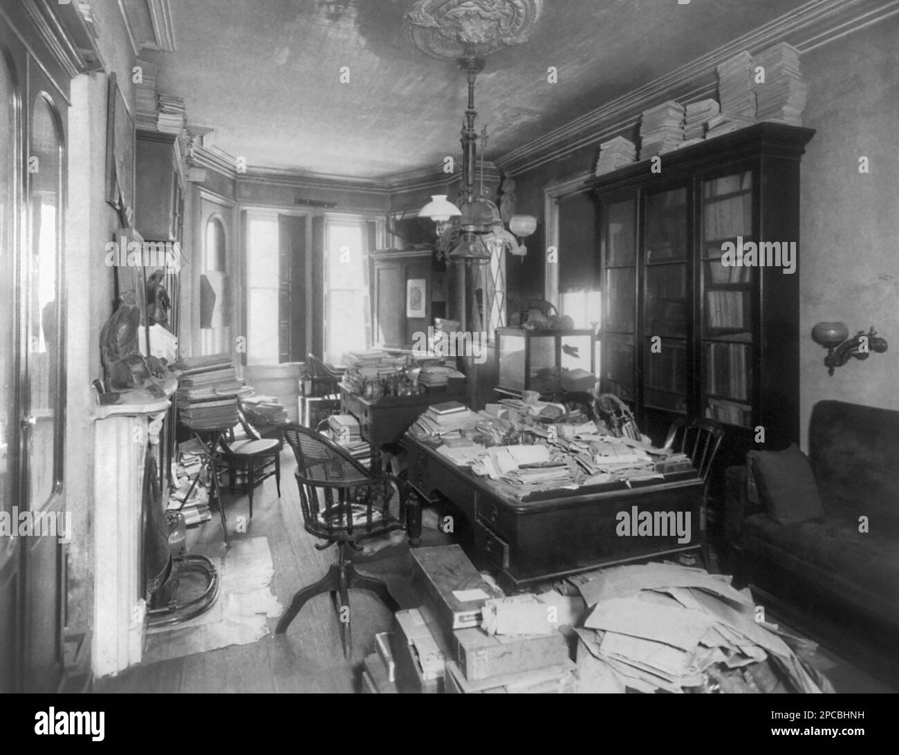 Ufficio stipato di famoso zoologo e dinosauro fossile cacciatore Edward Dinker Cope (1840-1897). Foto c1897. Foto Stock