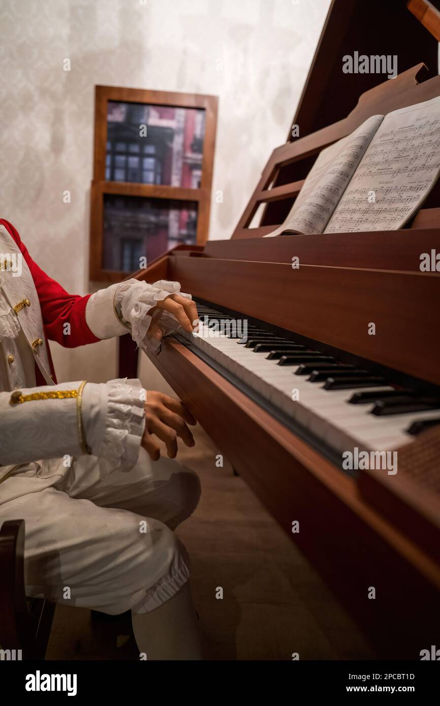 Mani di un uomo che indossa il costume tradizionale di rocco del 17th° secolo con pianoforte. Foto Stock