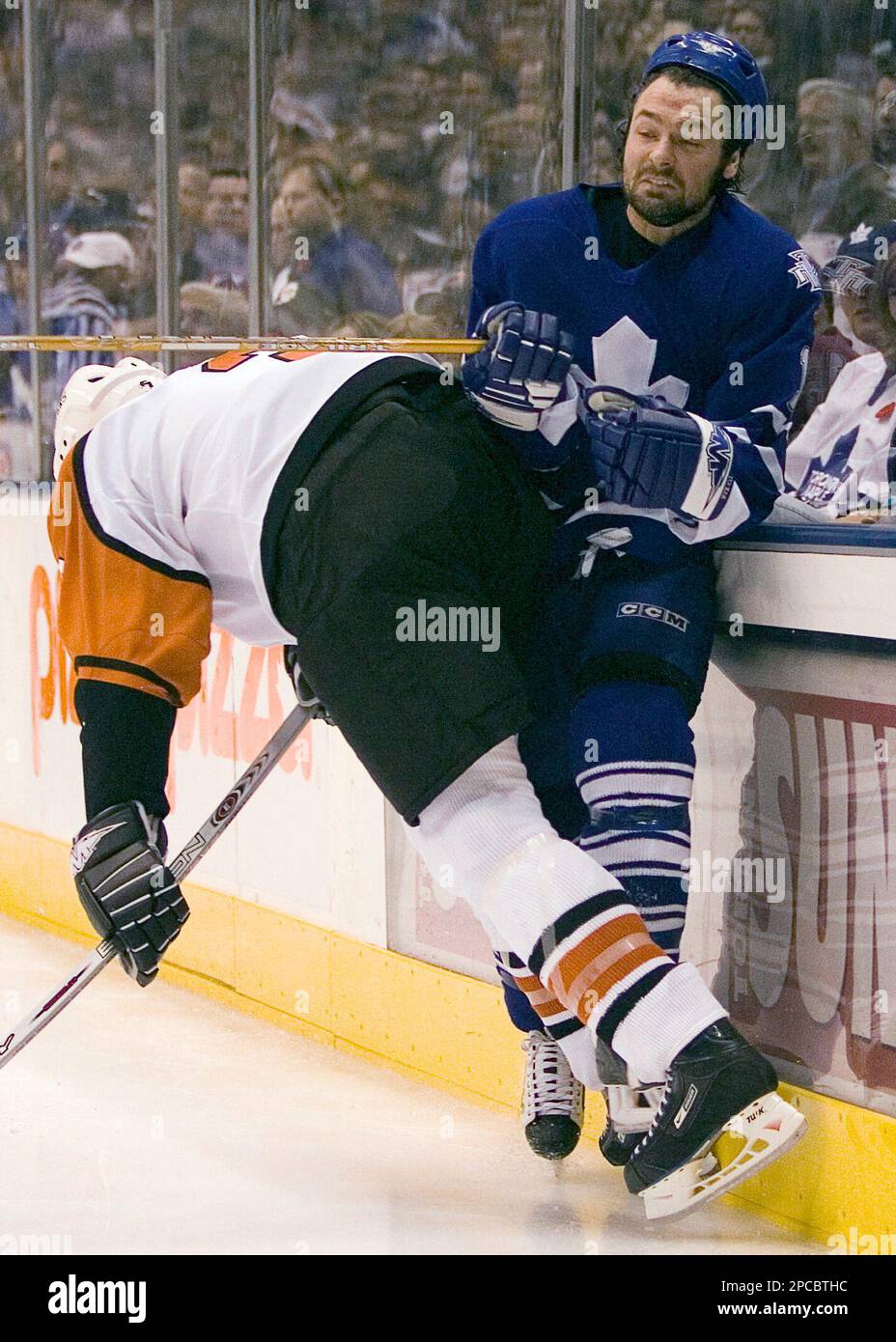 Philadelphia Flyers defenseman Mike Rathje, left, drives Toronto Maple Leafs right winger Darcy Tucker into the boards during second period NHL hockey action in Toronto on Monday, Nov. 6, 2006. (AP PHOTO/CP, Frank Gunn) Foto Stock