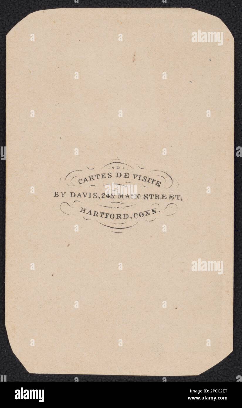 Giovane vivandière non identificato con mensa, coppa, e bandiera americana / Cartes de visite di Davis, 245 Main Street, Hartford, Conn. Liljenquist Famiglia Collezione di fotografie della Guerra civile , pp/liljpaper. Vivandières, 1860-1870, Flags, americano, 1860-1870, Stati Uniti, Storia, Guerra civile, 1861-1865, Donne, Unione. Foto Stock