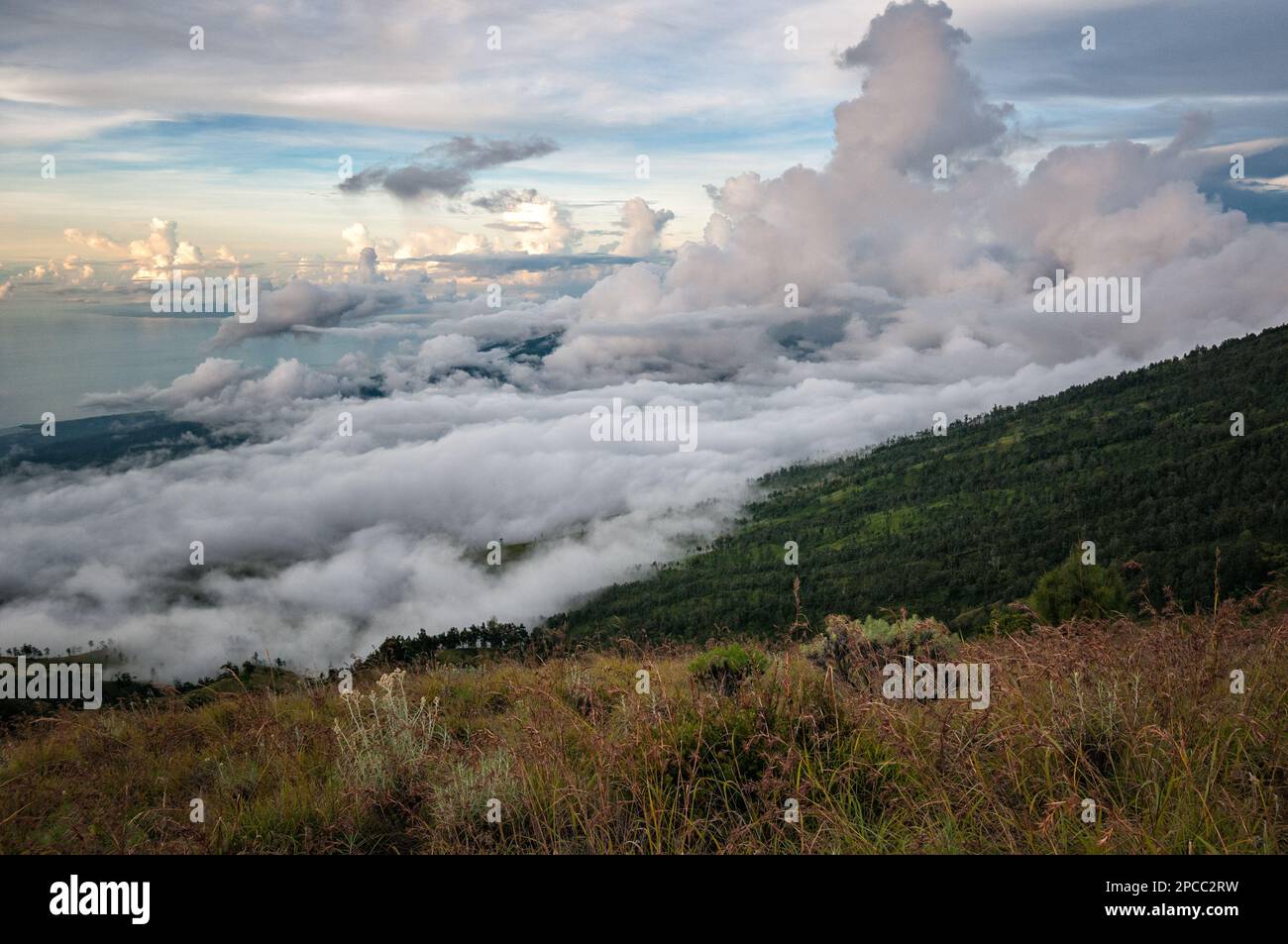 Cielo e nuvole sul lato del Monte Rinjani, Lombok, Indonesia Foto Stock