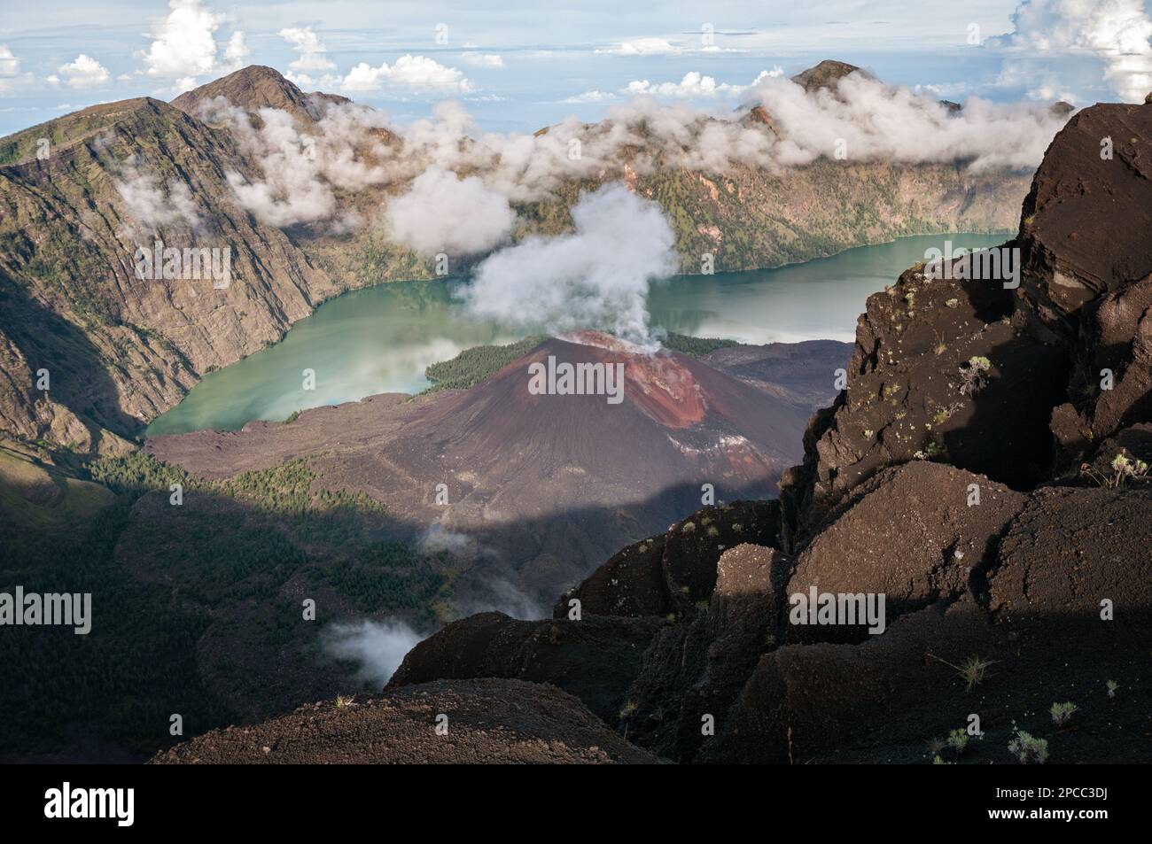 Vulcano attivo nella caldera di Segara Anak del Monte Rinjani, Lombok, Indonesia Foto Stock