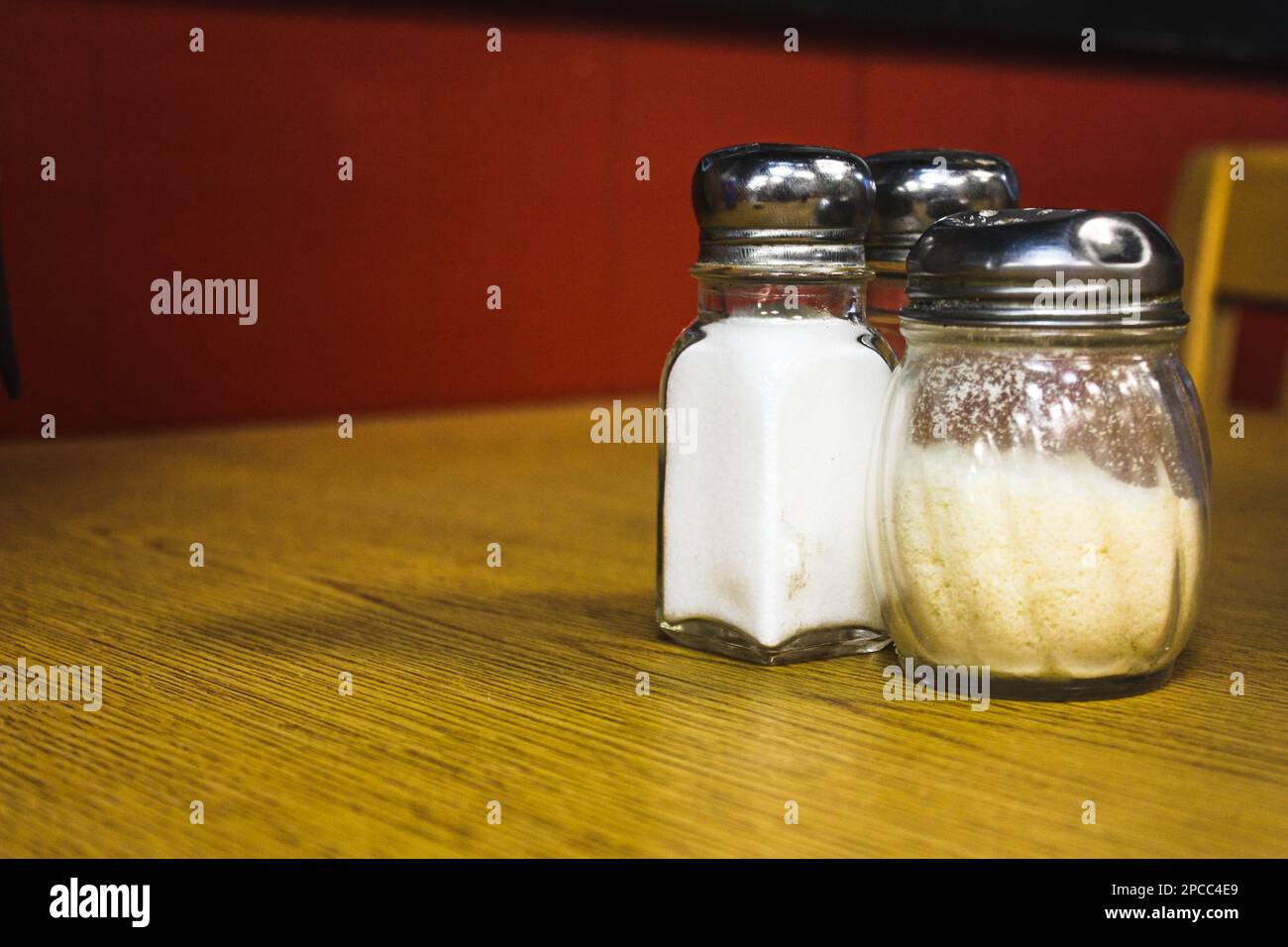 Parmigiano shaker con sale e pepe shaker seduti al tavolo in un ristorante italiano in West Virginia, USA Foto Stock