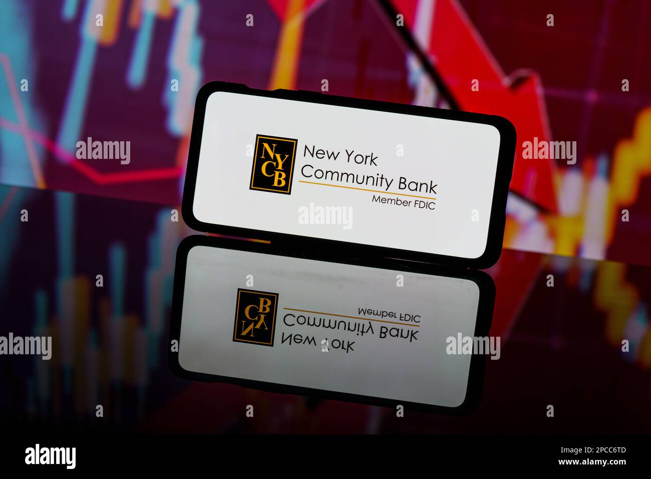Kaunas, Lituania - 2023 marzo 13: Logo della New York Community Bank su sfondo rosso. Collasso bancario. Banca fallita Foto Stock