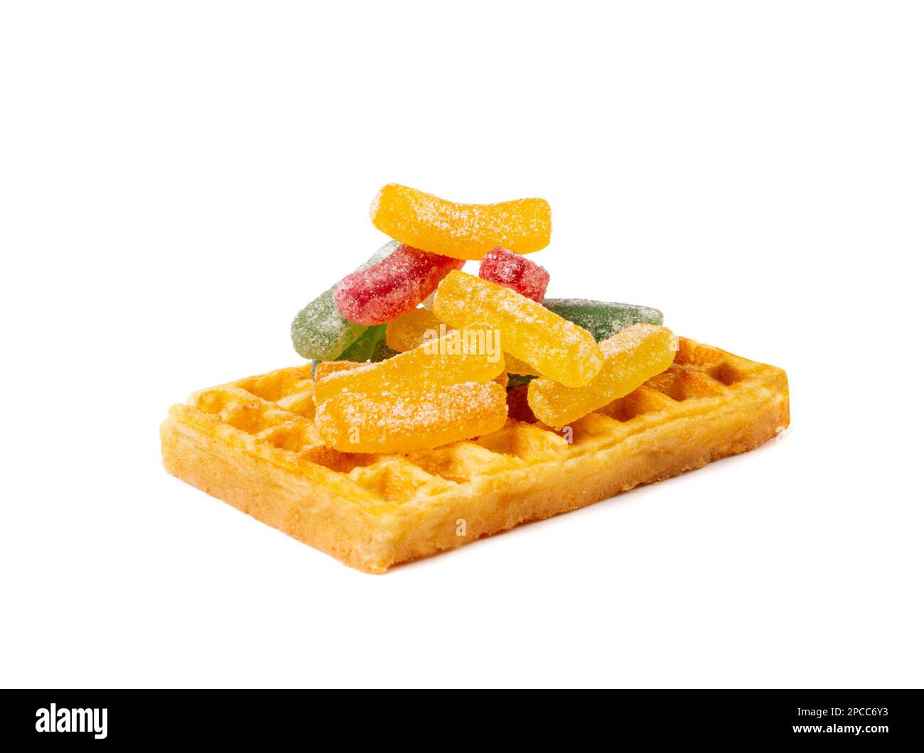 Waffle belgi con arcobaleno Gummy Candy pile isolato, Square waffle, Soft Golden Belgium cialde, wafer Biscuit colazione su sfondo bianco Foto Stock