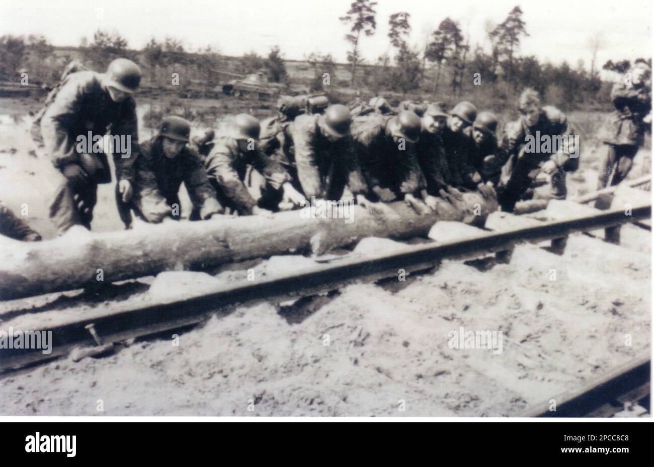 Seconda Guerra Mondiale foto B&W Waffen SS truppe della Wiking Panzer Division tentativo di riapplicare un argine ferroviario sul fronte orientale 1944 Foto Stock