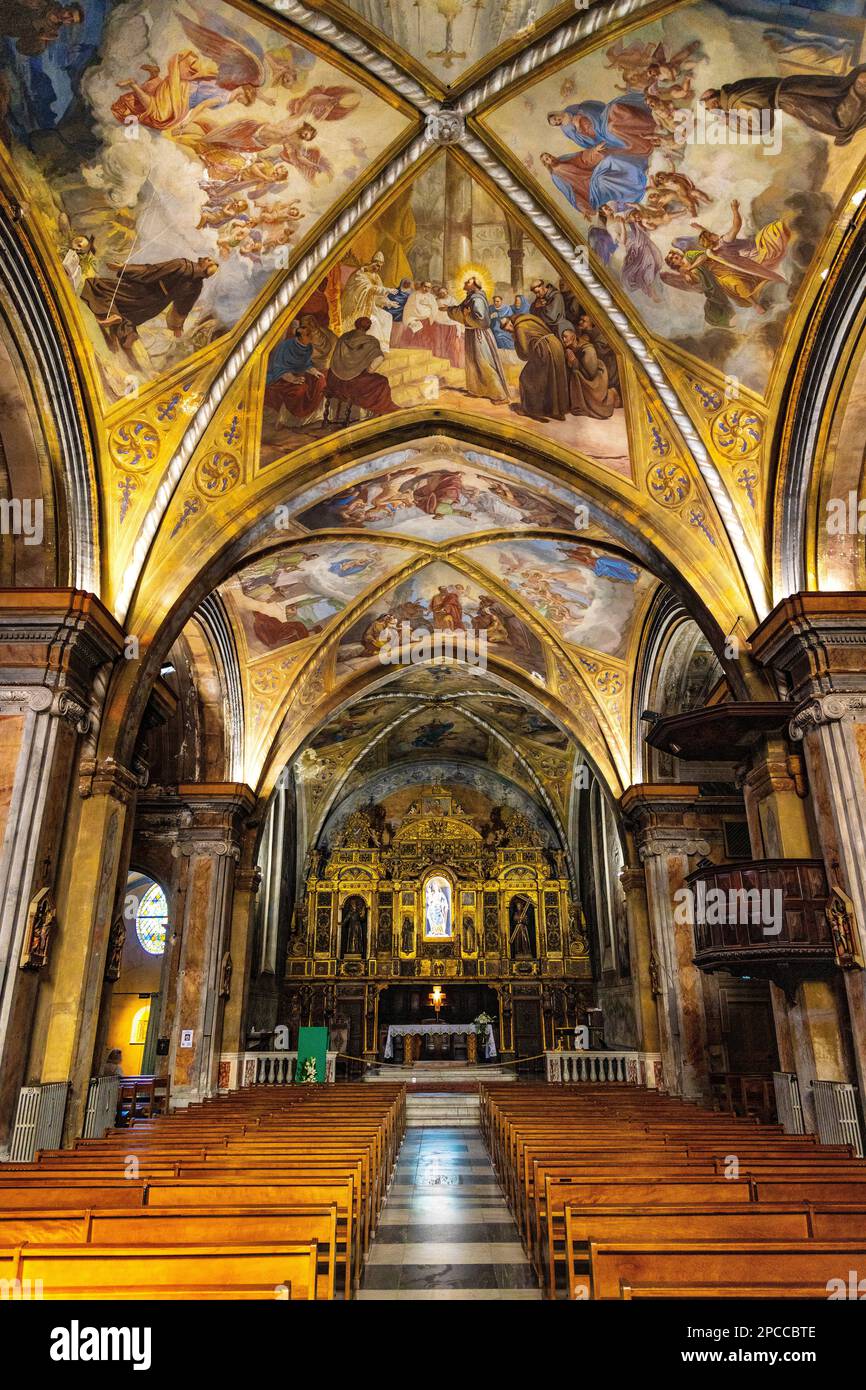 Nizza, Francia - 7 agosto 2022: Navata principale e presbiterio di Eglise Sainte Marie des Anges St. Chiesa di Maria degli Angeli del Monastero dei Francescani a Cimiez Foto Stock