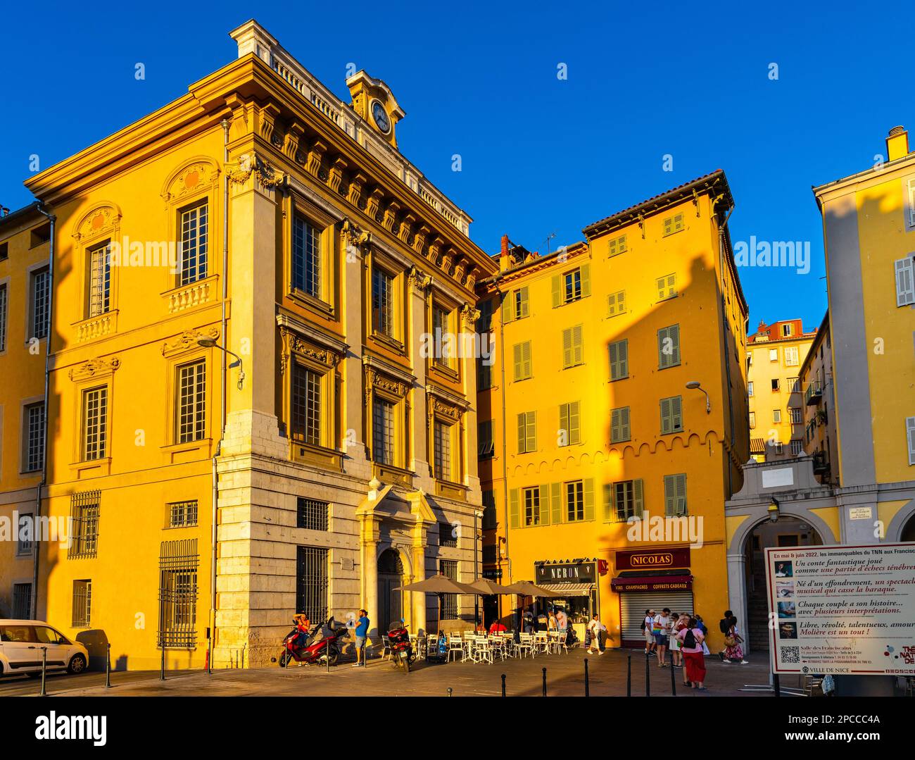Nizza, Francia - 29 luglio 2022: Storico Municipio Palais comunale con a Place Saint Francois piazza nel centro storico di Nizza Vieille Ville Foto Stock