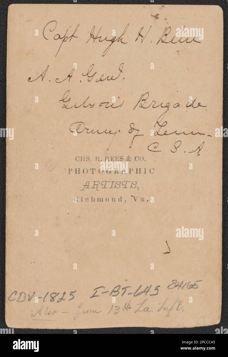 Capitano Hugh Hagart Bein della Co.. C, Guard Louisiana Light Artillery Battery; Co. B, 1st Louisiana Fanteria Regiment e Stati confederati Fanteria Regiment in uniforme / CHS. R. Rees & Co., artisti fotografici, Richmond, Virginia. Liljenquist Famiglia Collezione di fotografie della Guerra civile , pp/liljpaper. BeIN, Hugh Hagart, Stati Uniti, Army, Louisiana Fanty Regiment, 1st (1862-1865), persone, 1860-1870, Stati confederati d'America, esercito, persone, 1860-1870, soldati, Confederato, 1860-1870, uniformi militari, confederato, 1860-1870, Stati Uniti, Storia, Guerra civile, 1861-1865, perso militare Foto Stock