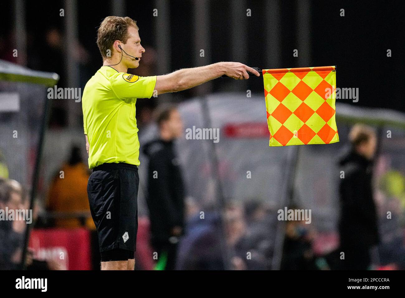 ALMERE, PAESI BASSI - Marzo 13: assistente all'arbitro Sjoerd Nanninga durante la partita olandese di Keukenkampioendivisie tra Almere City FC e VVV Venlo allo Yanmar Stadion il 13 Marzo 2023 ad Almere, Paesi Bassi (Foto di Patrick Goosen/Orange Pictures) Foto Stock