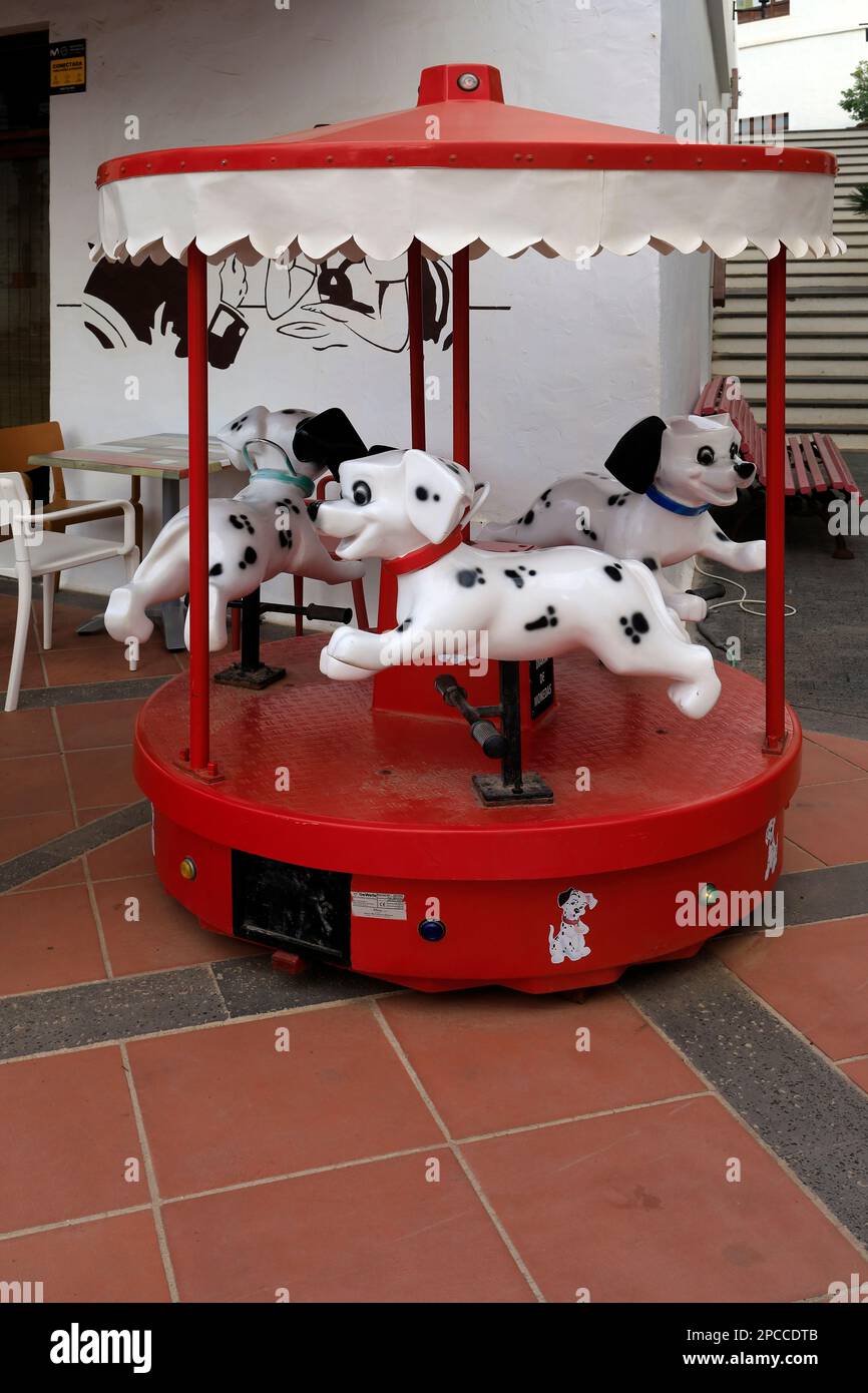 Cuccioli dalmati, giostre per bambini, a gettoni. Las Coloradas Scenes, Playa Blanca, Lanzarote, Isole Canarie. Data marzo 2023. Foto Stock