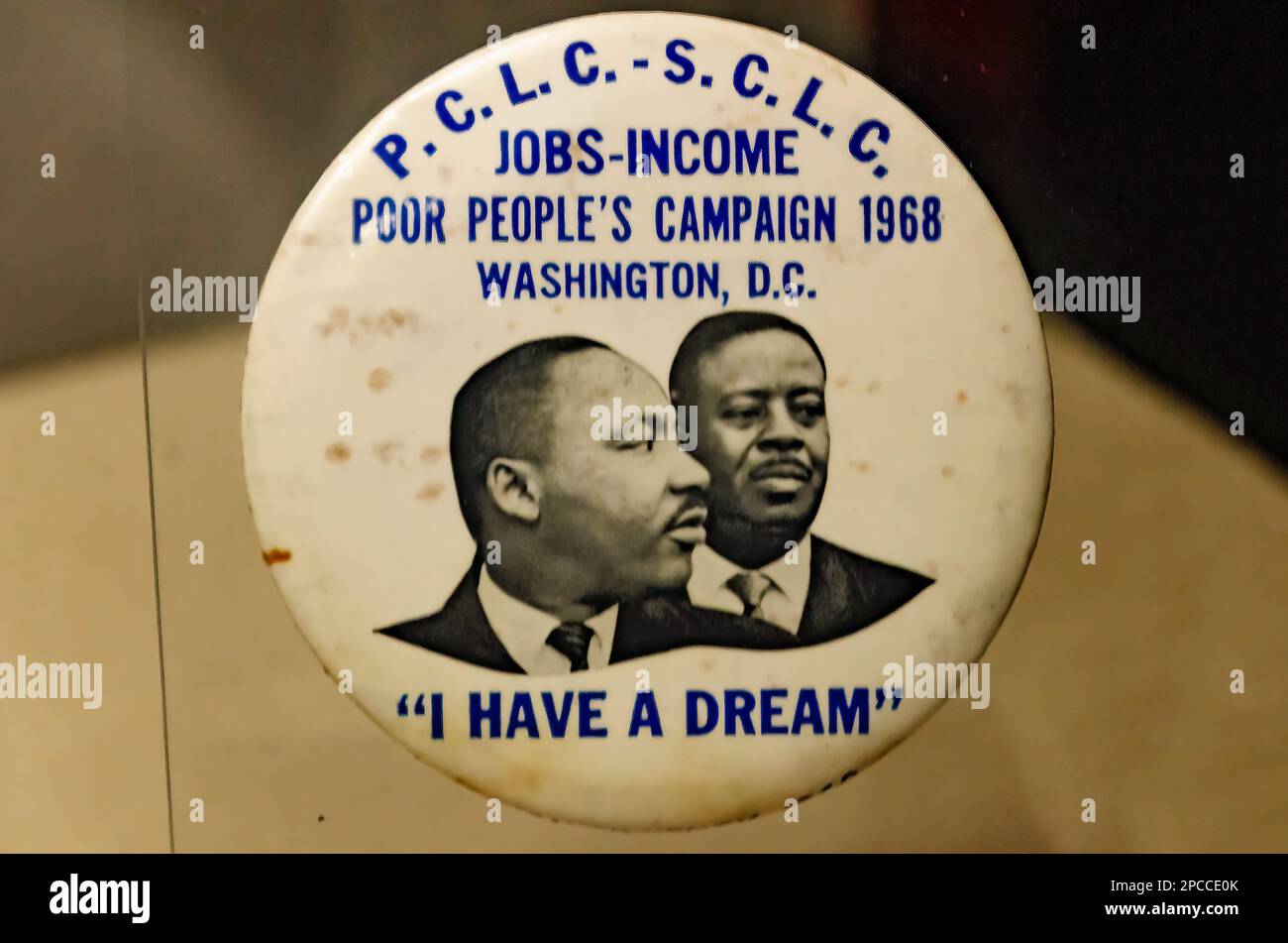 Martin Luther King e Ralph Abernathy appaiono su un bottone politico del 1968 visualizzato al GulfQuest di Mobile, Alabama. Foto Stock