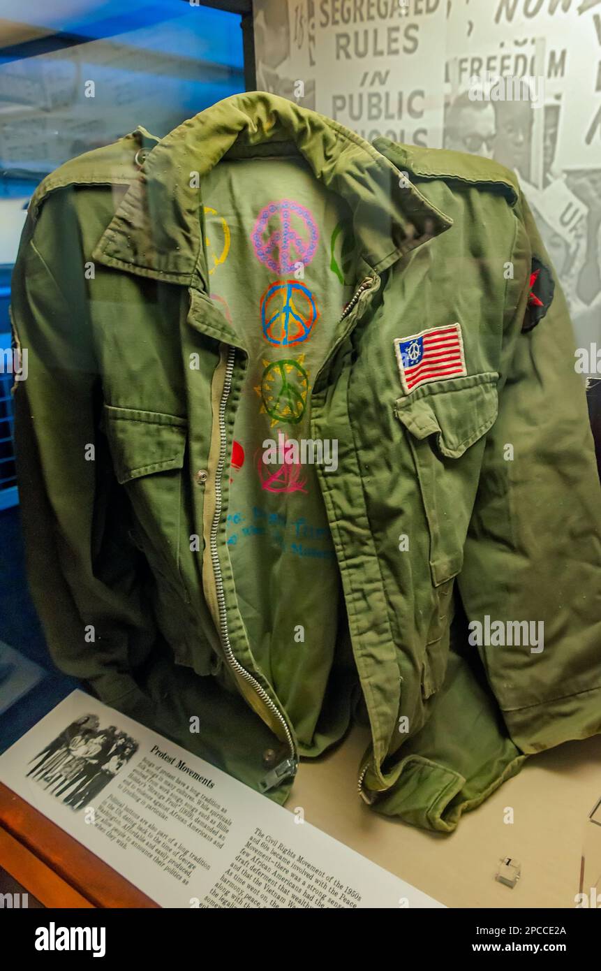 Un camice dell’era vietnamita è esposto alla mostra “Spirits of the Passage: The Story of the Transatlantic Slave Trade” di GulfQuest. Foto Stock