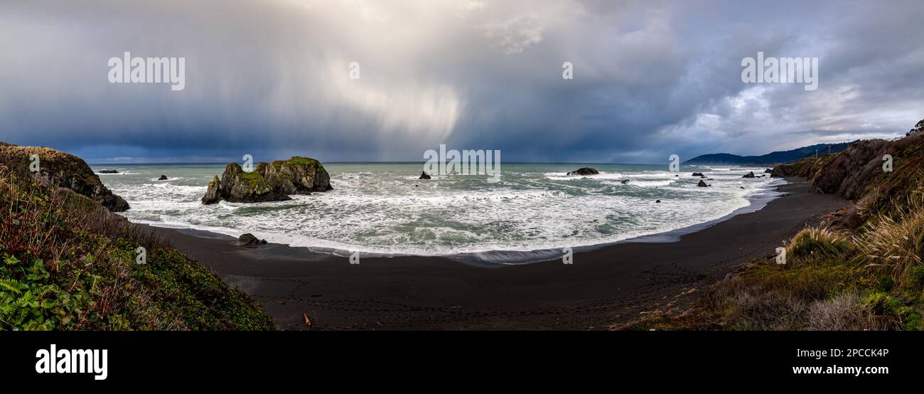 Foto panoramica di una spiaggia vicino a Westport, California, durante le storiche tempeste californiane all'inizio di marzo 2023 Foto Stock