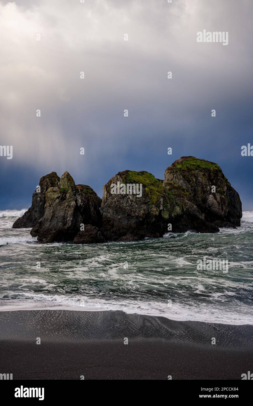 Uno stack di mare vicino a Westport, California, durante una tempesta alba. Foto Stock
