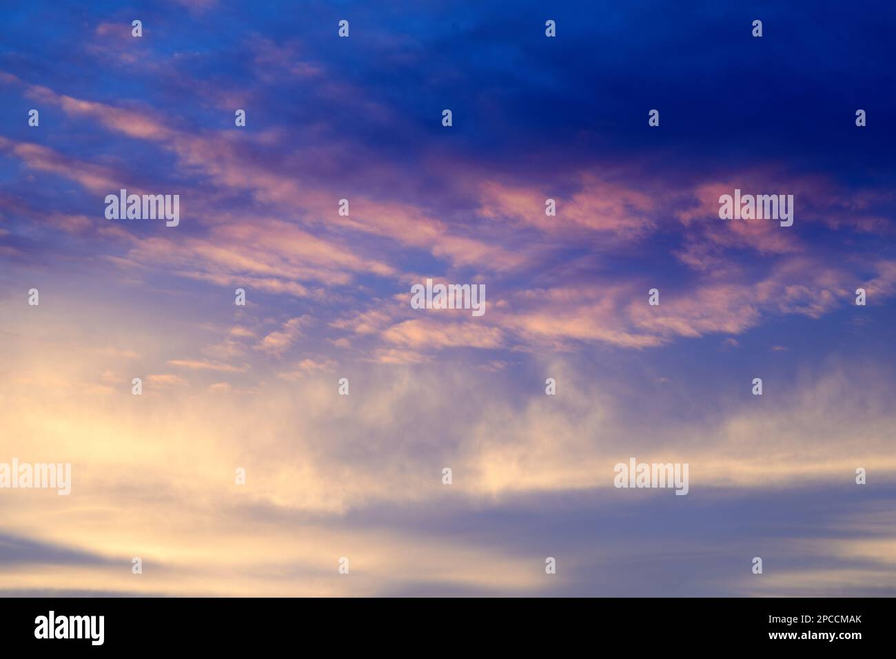 Il cielo si riempie di nuvole la sera. Bellissimo tramonto. Foto Stock