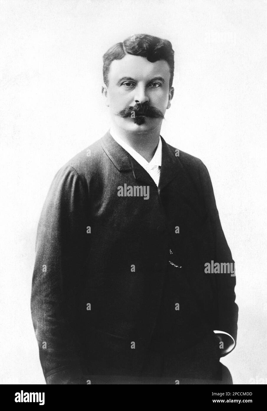 1890 c : il più celebrato scrittore francese GUY DE MAUPASSANT (1850 - 1893) , atleta di une vie (1883) , Bel Ami (1885) , Mont-Oriol (1887) , Pierre et Jean (1888) , Notre Coeur (1890) .- NATURALISMO - NATURALISME - NATURALISMO - scrittore - baffi - mostaches - cravatta - cravatta ---- Archivio GBB Foto Stock