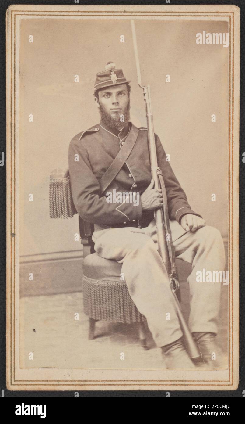 Soldato afro-americano non identificato in uniforme dell'Unione con scudo di Empire state, 97, e pomposo sul kepi, che regge un fucile a bayoneted. Liljenquist Famiglia Collezione di fotografie della Guerra civile , pp/liljpaper. Stati Uniti, esercito, persone, 1860-1870, afroamericani, Servizio militare, 1860-1870, soldati, Unione, 1860-1870, Uniformi militari, Unione, 1860-1870, Fucili, 1860-1870, Bayonets, 1860-1870, Stati Uniti, Storia, Guerra civile, 1861-1865, personale militare, Unione. Foto Stock