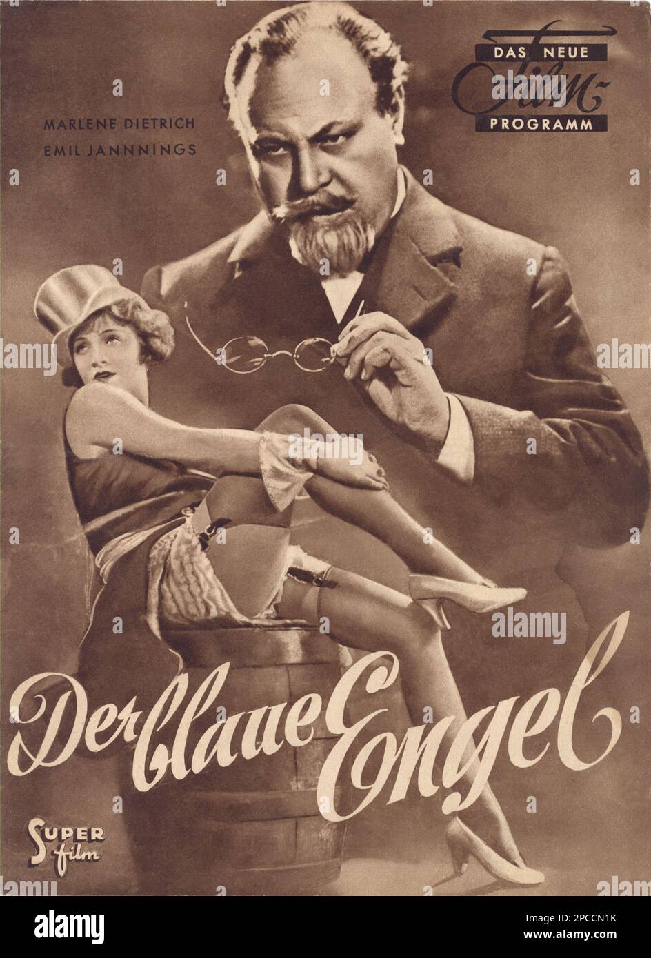 1930 , GERMANIA : il film DER BLAUE ENGEL ( l' Angelo Blu - L' angelo azzurro ) di Josef von Sternberg , con MARLENE DIETRICH e Emil Jannings . Da un romanzo di Heinrich Mann ( Professor Unrat ). Copertina di DAS NEUE FILM PROGRAMM (Germania ) re-Edition 1950 ca - FILM - CINEMA - pubblicità - gioco - gambe - DIVA - DIVINA - DIVINA - VAMP - FEMME FATALE - CABARET --- Archivio GBB Foto Stock