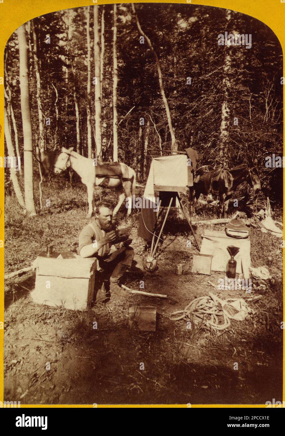 1875 , fiume Colorado , Stati Uniti : fare fotografie , Aquarius Plateau . Questo è John K. Hillers ( 1843 - 1925 ), il fotografo statunitense topografia e geologia della valle del fiume Colorado dell'ovest, di J.W. Powell e A.H. Thompson. Hillers . - FOTOGRAFIA - storia della fotografia - laboratorio di sviluppo da viaggio - Fotografia ambulante - GEOLOGO - GEOLOGIA - TOPOGRAFO - TOPOGRAFIA - TOPOGRAFIA - GEOLOGIA - OVEST - macchina fotografica - macchina fotografica - treppiede - tripode - PIONIERE - barba - bario - gbb- archiba- Foto Stock