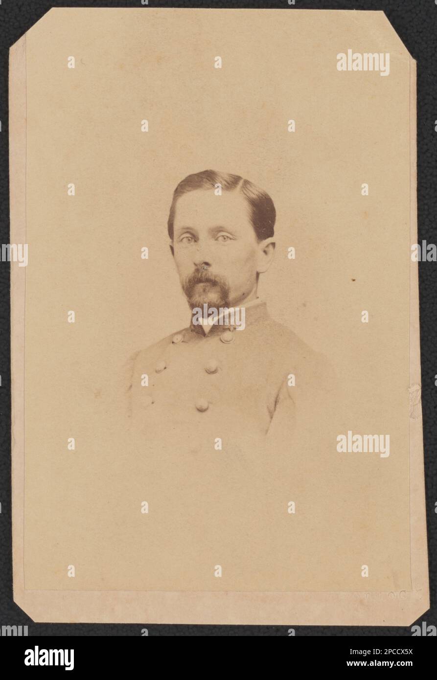 Soldato non identificato in uniforme confederata. Liljenquist Famiglia Collezione di fotografie della Guerra civile , pp/liljpaper. Stati Confederati d'America, esercito, persone, 1860-1870, soldati, Confederato, 1860-1870, uniformi militari, confederato, 1860-1870, Stati Uniti, Storia, Guerra civile, 1861-1865, personale militare, Confederato. Foto Stock