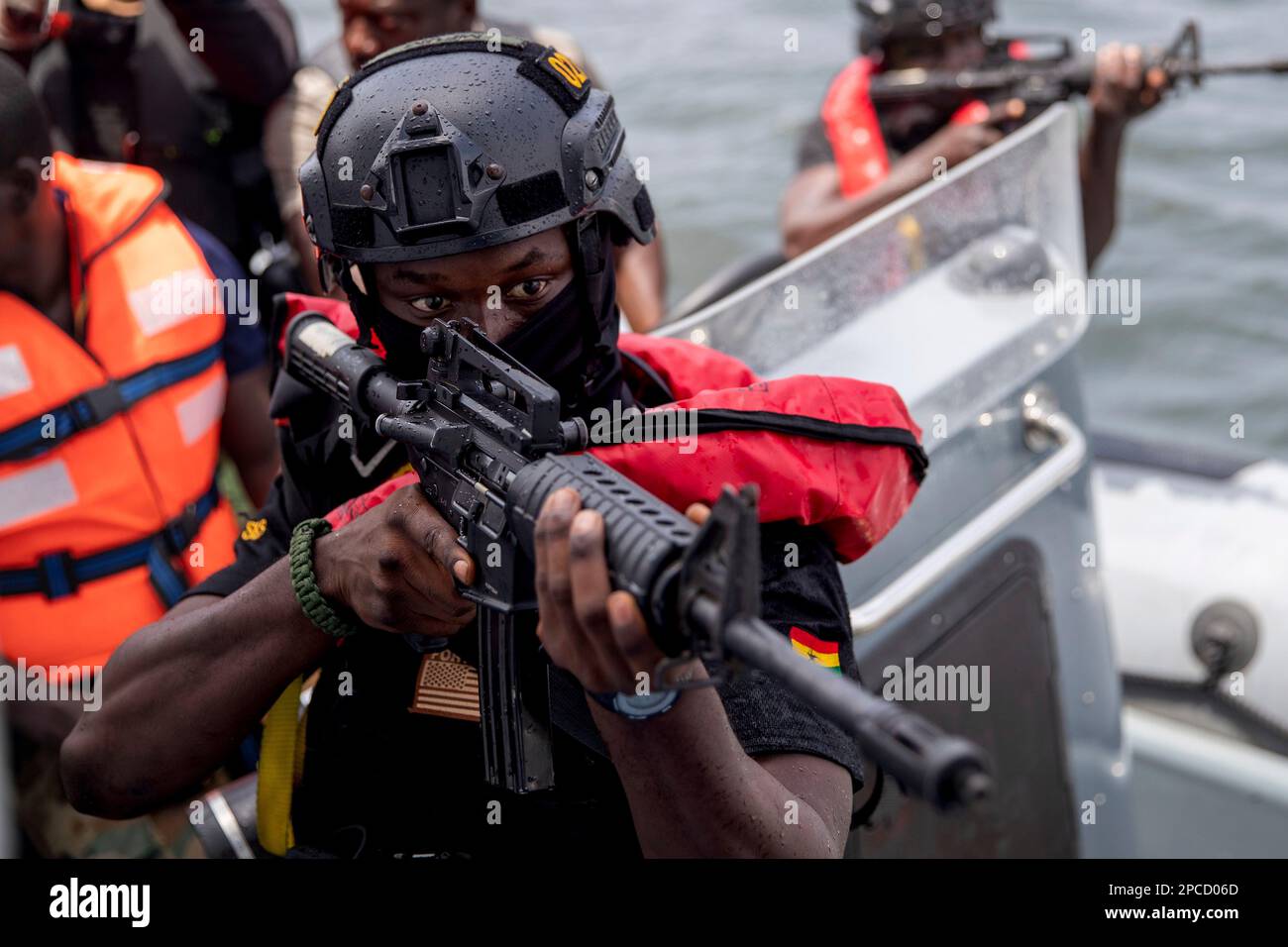 Volta, Ghana. 11th Mar, 2023. Un membro delle forze armate del Ghana è in guardia su una mostra di addestramento tattico di salvataggio degli ostaggi durante l'esercizio multinazionale annuale Flintlock, il 11 marzo 2023 a volta, in Ghana. Credito: SSgt. Charles Brock/US Army Photo/Alamy Live News Foto Stock