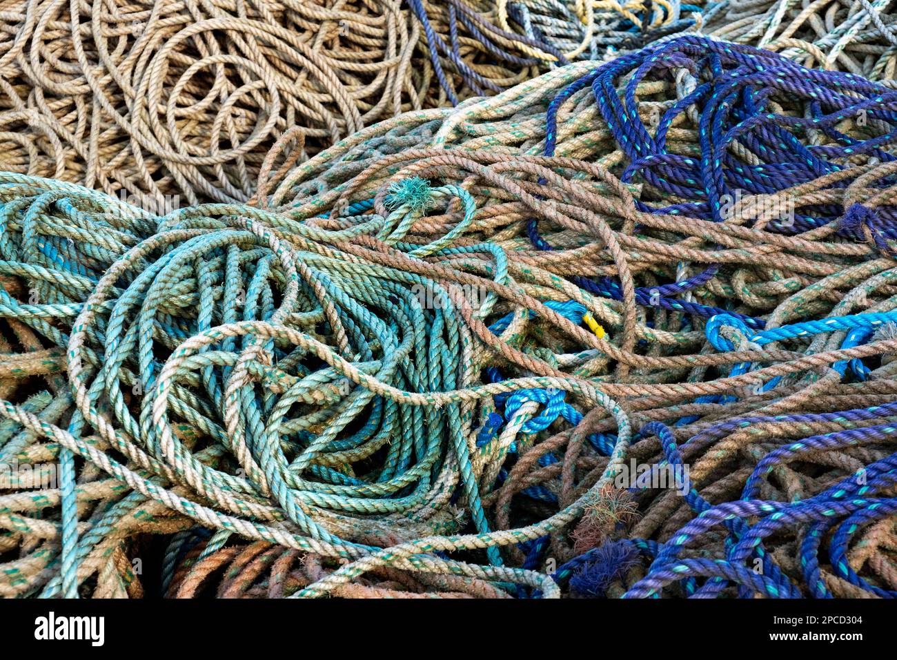 Vecchio mucchio di corde di pesca nel porto di Scarborough Foto Stock