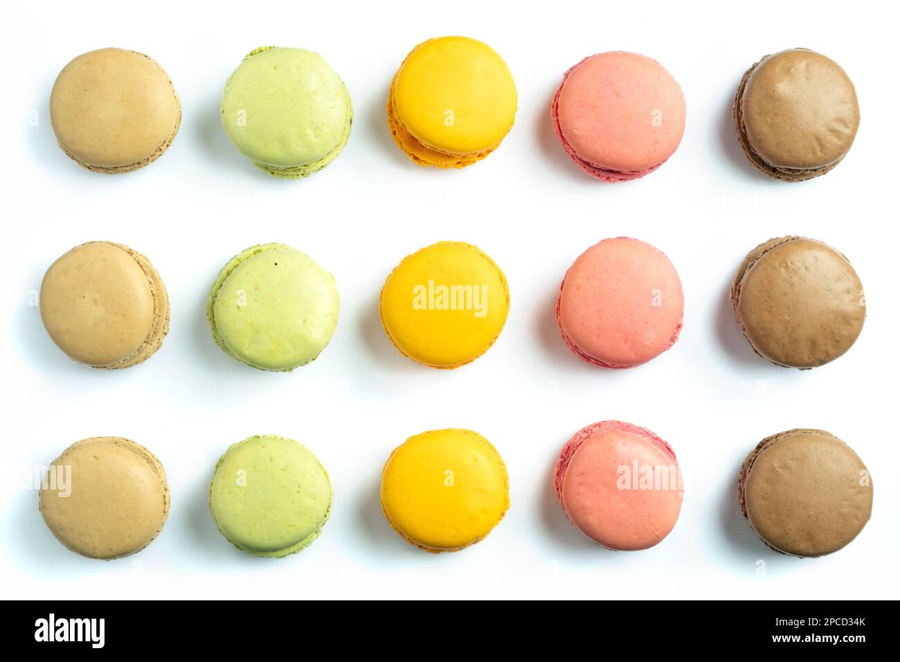 Macaron multicolore su sfondo bianco Foto Stock