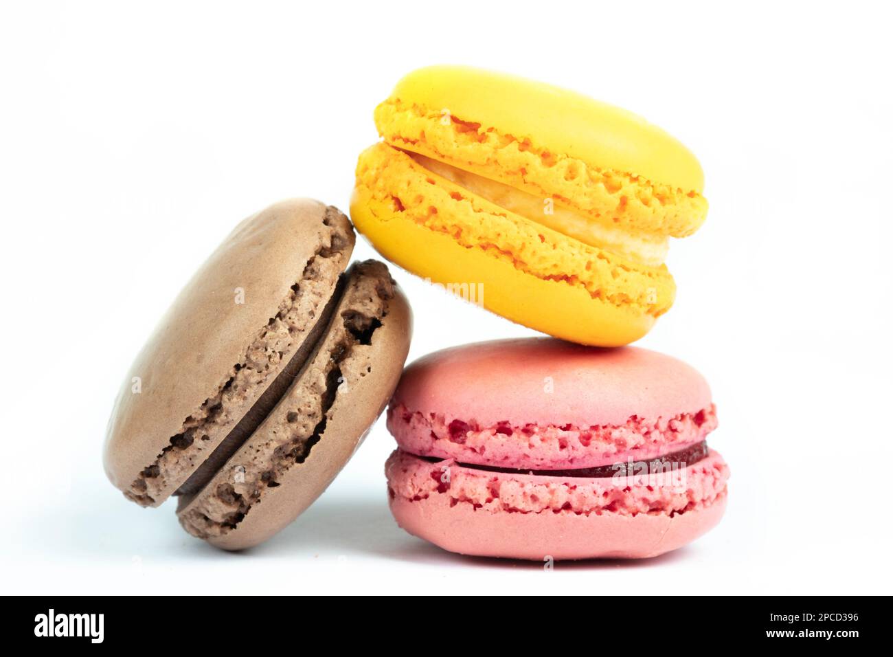 Macaron multicolore su sfondo bianco Foto Stock