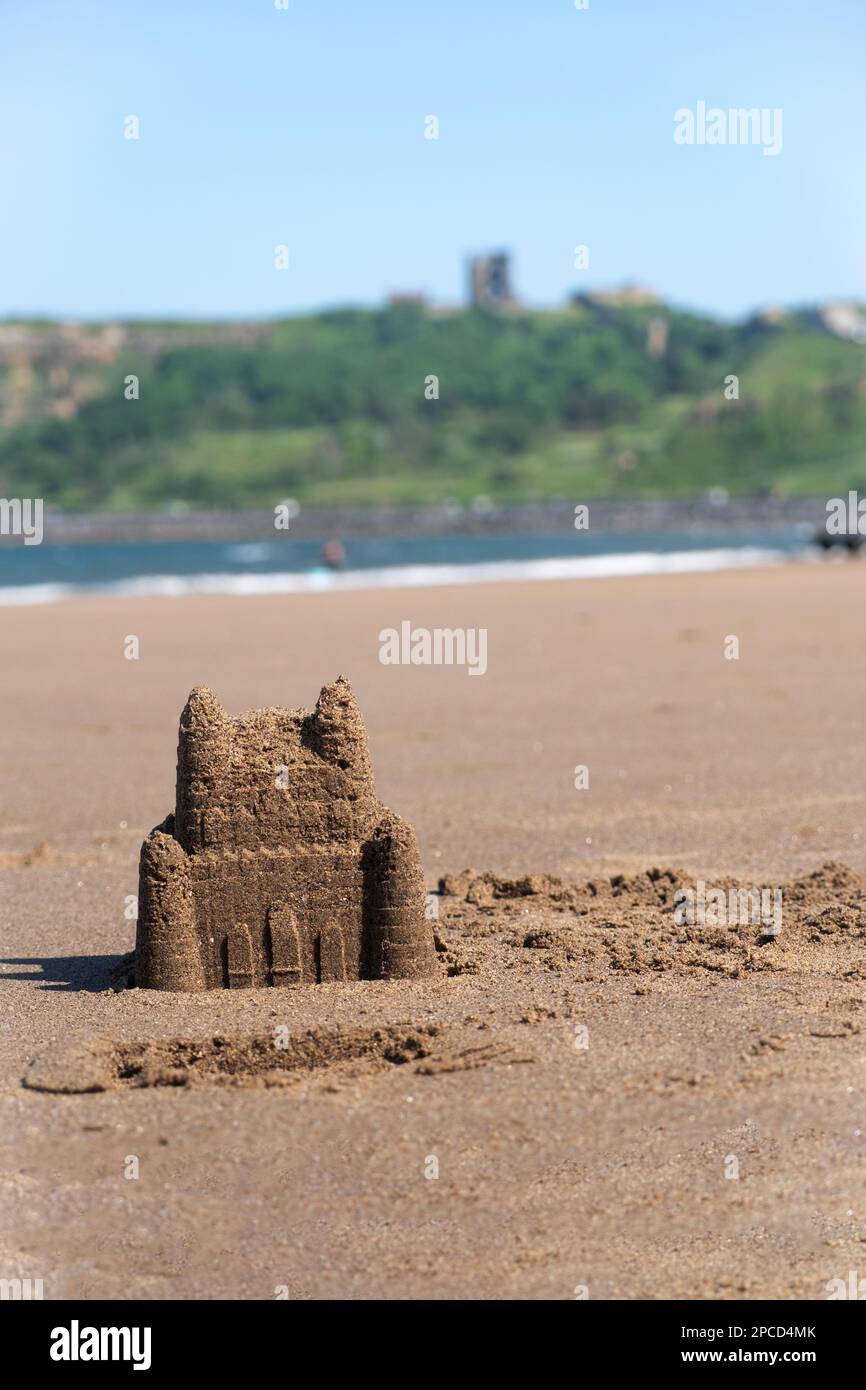 Sandcastle sulla spiaggia nord di Scarborough con il castello di Scarborough sullo sfondo Foto Stock