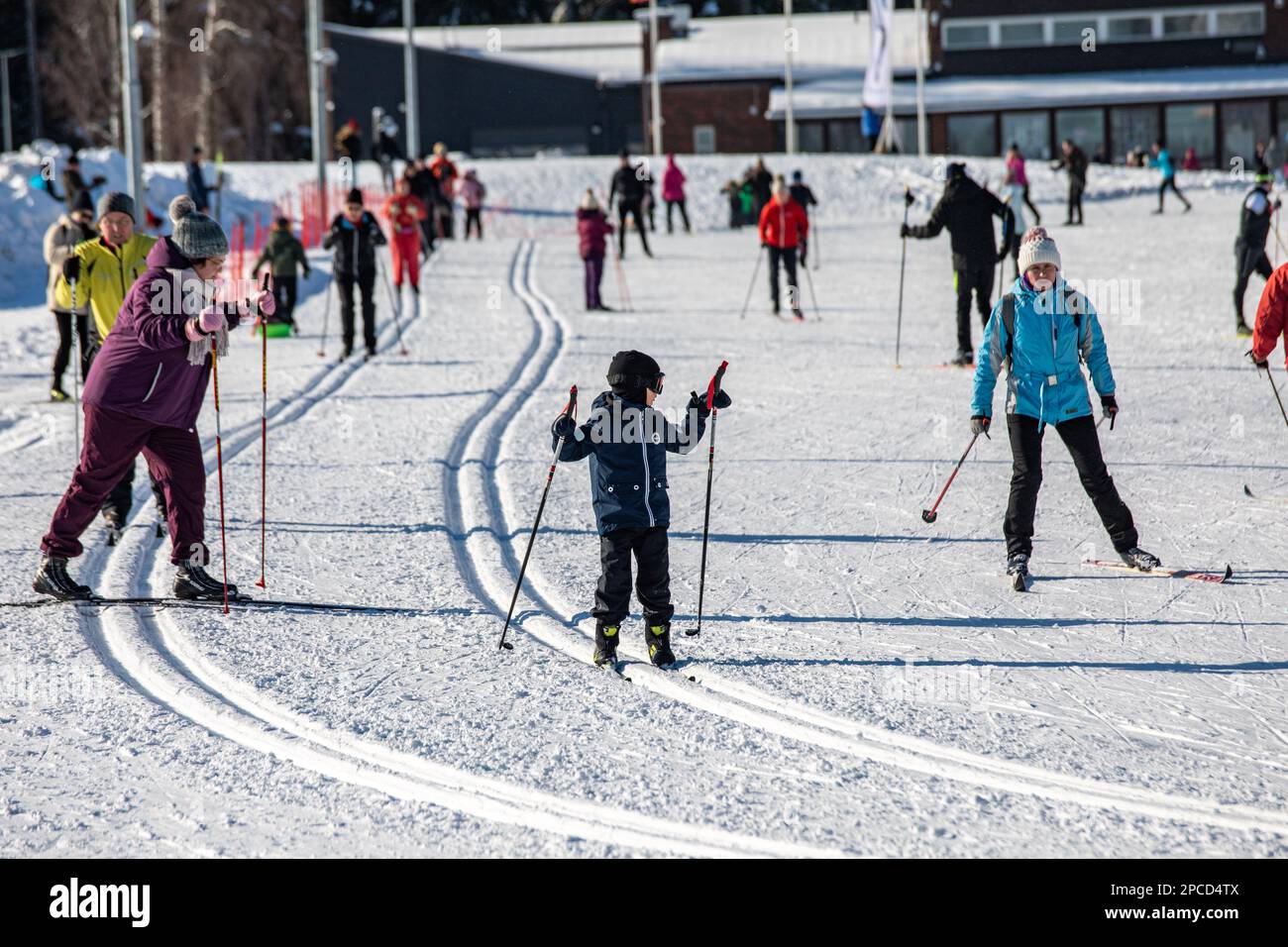 Persone sci di fondo in una giornata invernale soleggiata presso la pista sciistica di Paloheinä a Helsinki, Finlandia Foto Stock