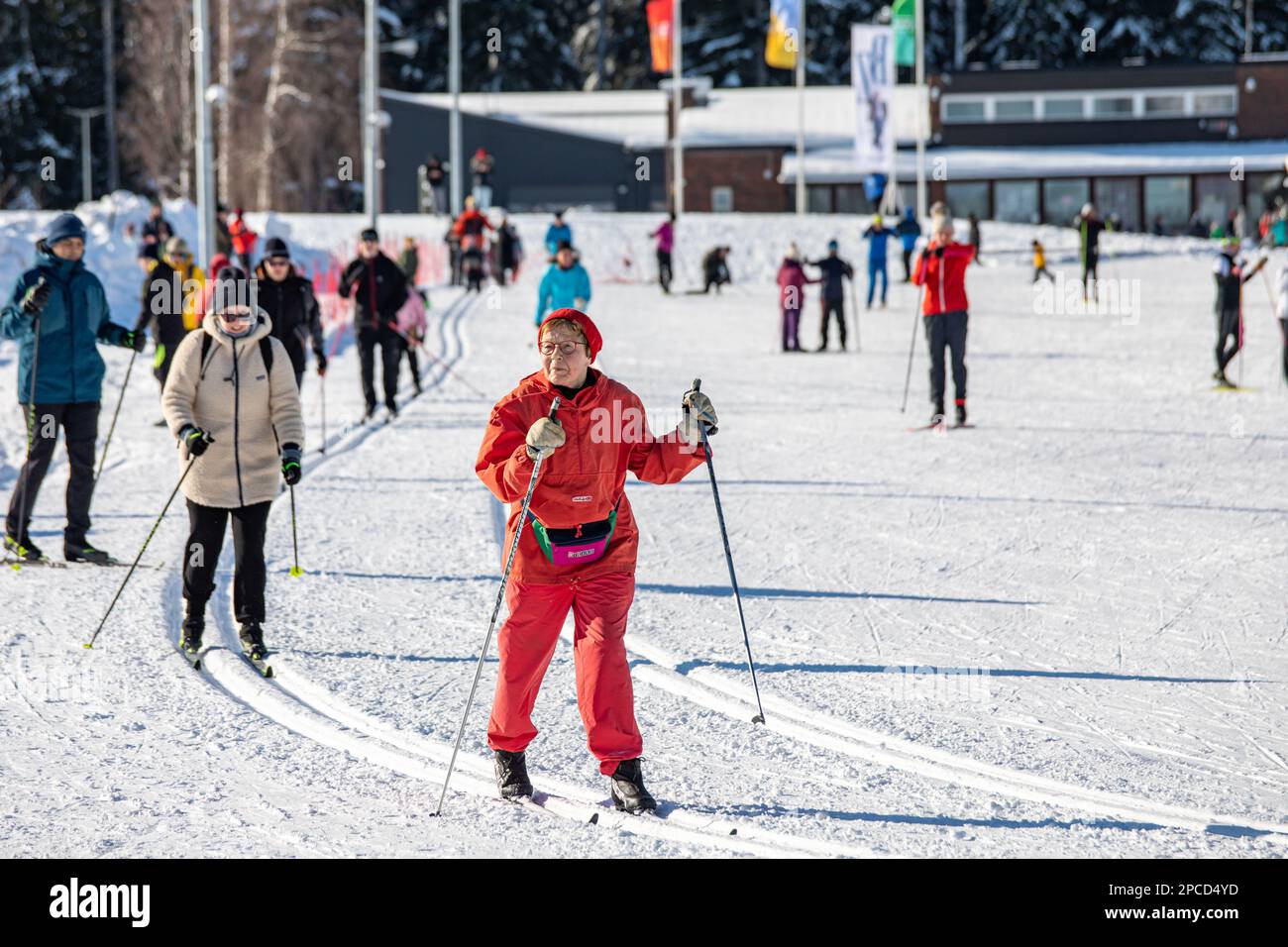 Sci di fondo sulla pista sciistica di Paloheinä in una giornata invernale di sole a Helsinki, Finlandia Foto Stock