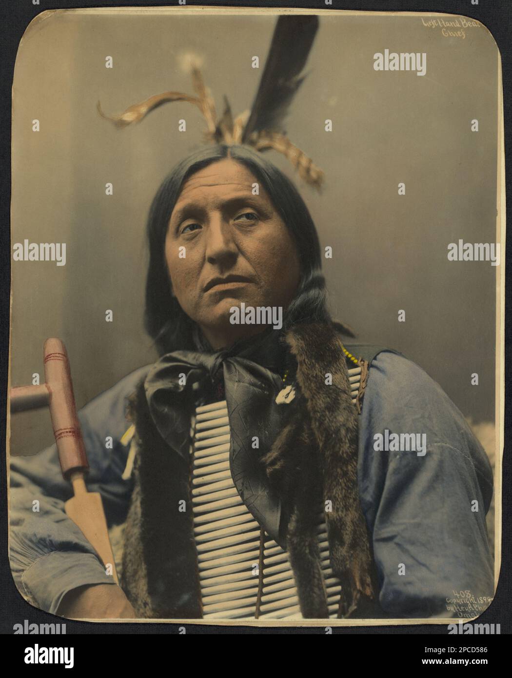 1899 , USA : Native American CHIEF Left Hand Bear . Foto di Heyn Photo, Omaha , Nebrasca . - STORIA - foto storiche - foto storica - Indiani - INDIANI D' AMERICA - PELLEROSSA - nativi americani - Indiani del Nord America - Indiani del Nord America - CAPO TRIBU' INDIANO - GUERRIERO - GUERRIERO - ritratto - treccia - treccie - SELGAGGIO WEST - piuma - Piume - piume - ---- Archivio GBB Foto Stock