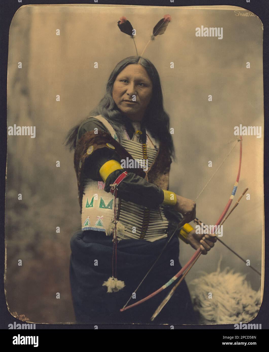 1899 , USA : Native American CHIEF Shout a di SIOUX . Foto di Heyn Photo, Omaha , Nebrasca . - STORIA - foto storiche - foto storica - indiani - INDIANI D' AMERICA - PELLEROSSA - nativi americani - indiani d'America del Nord - indiani d'America del Nord - CAPO TRIBU' INDIANO - GUERRIERO - GUERRIERO - ritratto - ritratto - arco e freccie - stiffs - arciere - arciere - SELGAGGIO WEST - piuma - piume - piume - ---- Archivio GBB Foto Stock