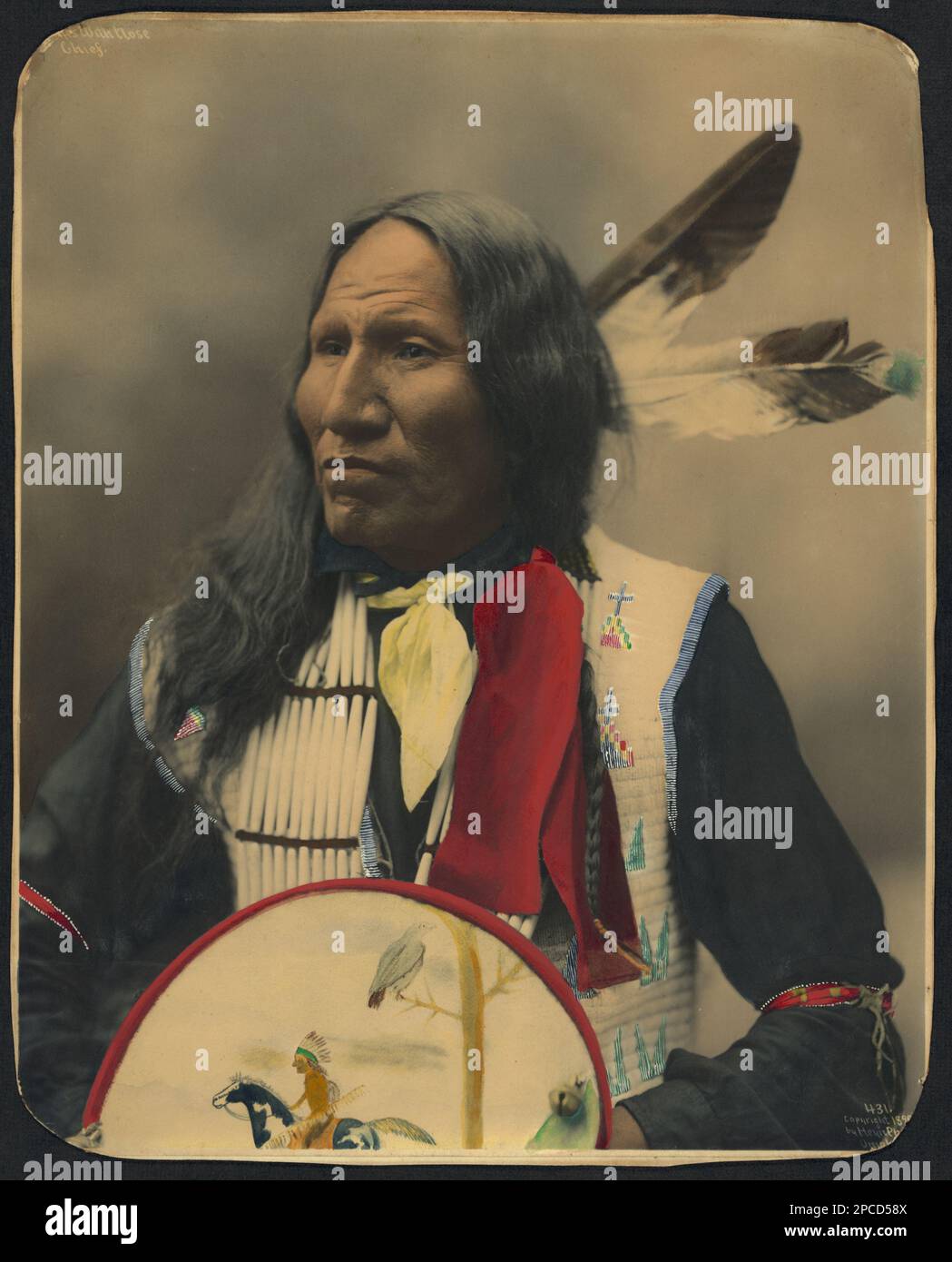 1899 , USA : Native American CHIEF Strikes with Nose , Oglala Sioux Chief . Foto di Heyn Photo, Omaha , Nebrasca . - STORIA - foto storiche - foto storica - indiani - INDIANI D' AMERICA - PELLEROSSA - nativi americani - indiani d'America del Nord - indiani d'America del Nord - CAPO TRIBU' INDIANO - GUERRIERO - GUERRIERO - ritratto - ritratto - SELVAGIO WEST - piuma - piume - piume ---- Archivio GBB Foto Stock