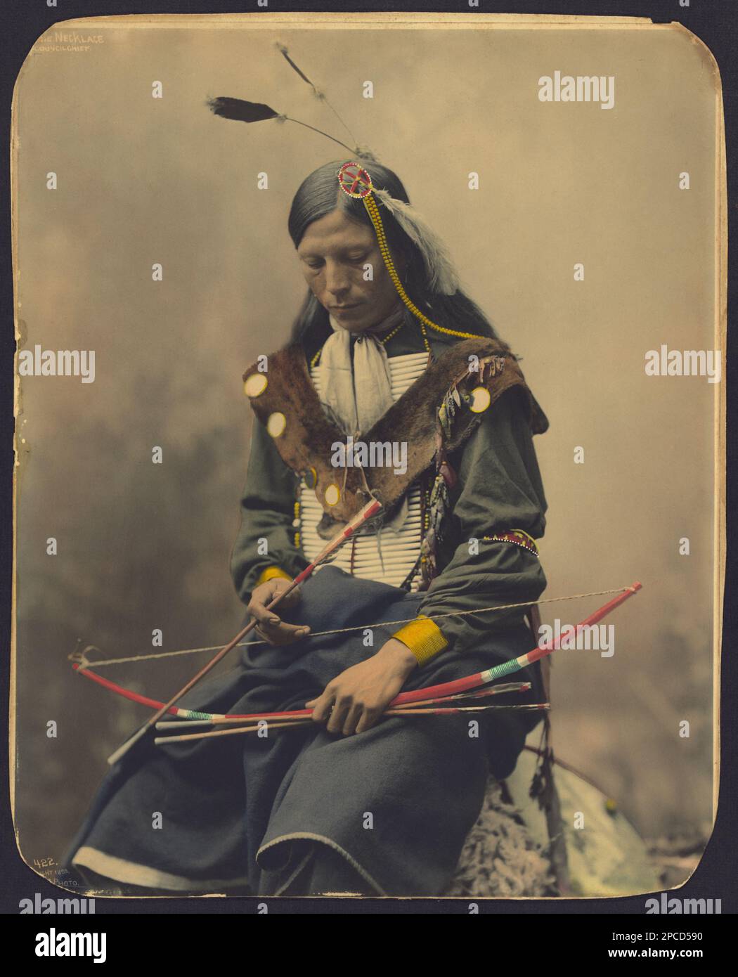 1899 , USA : Native American CHIEF Bone Necklace , Council Chief di OGLALA SIOUX . Foto di Heyn Photo, Omaha , Nebrasca . - STORIA - foto storiche - foto storica - indiani - INDIANI D' AMERICA - PELLEROSSA - nativi americani - indiani d'America del Nord - indiani d'America del Nord - CAPO TRIBU' INDIANO - GUERRIERO - GUERRIERO - ritratto - ratto - arco e freccie - stiffs - arciere - archer - SELVAGGIO WEST - piuma - piume - piume - ---- Archivio GBB Foto Stock
