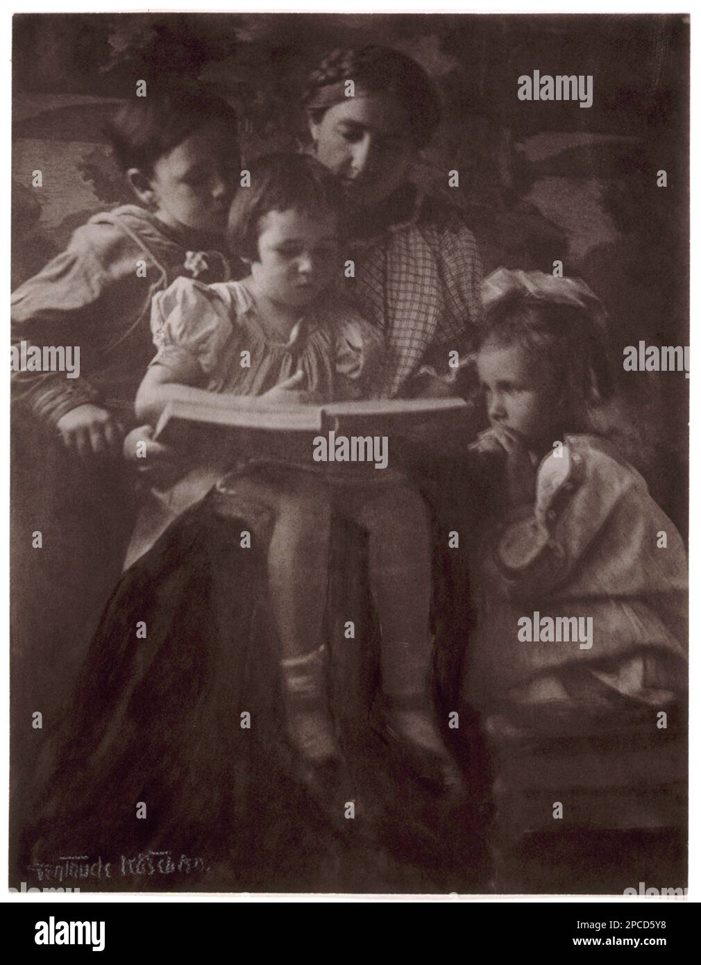 1900 ca , USA : lettura di donne e bambini . Foto di Gertrude Kasebier (1852 - 1934) , stampa fotografica , Gum bicromate - foto storiche - foto storica - libro - libro - libro - letto - lettrice - ritratto - BAMBINO - BAMBINA - bambini - BAMBINI - BAMBINO - INFANZIA - FANTIA - mamma e figli - foto pittorialista - foto pittorica - fotocamera LAVORO - ---- Archivio GBB Foto Stock
