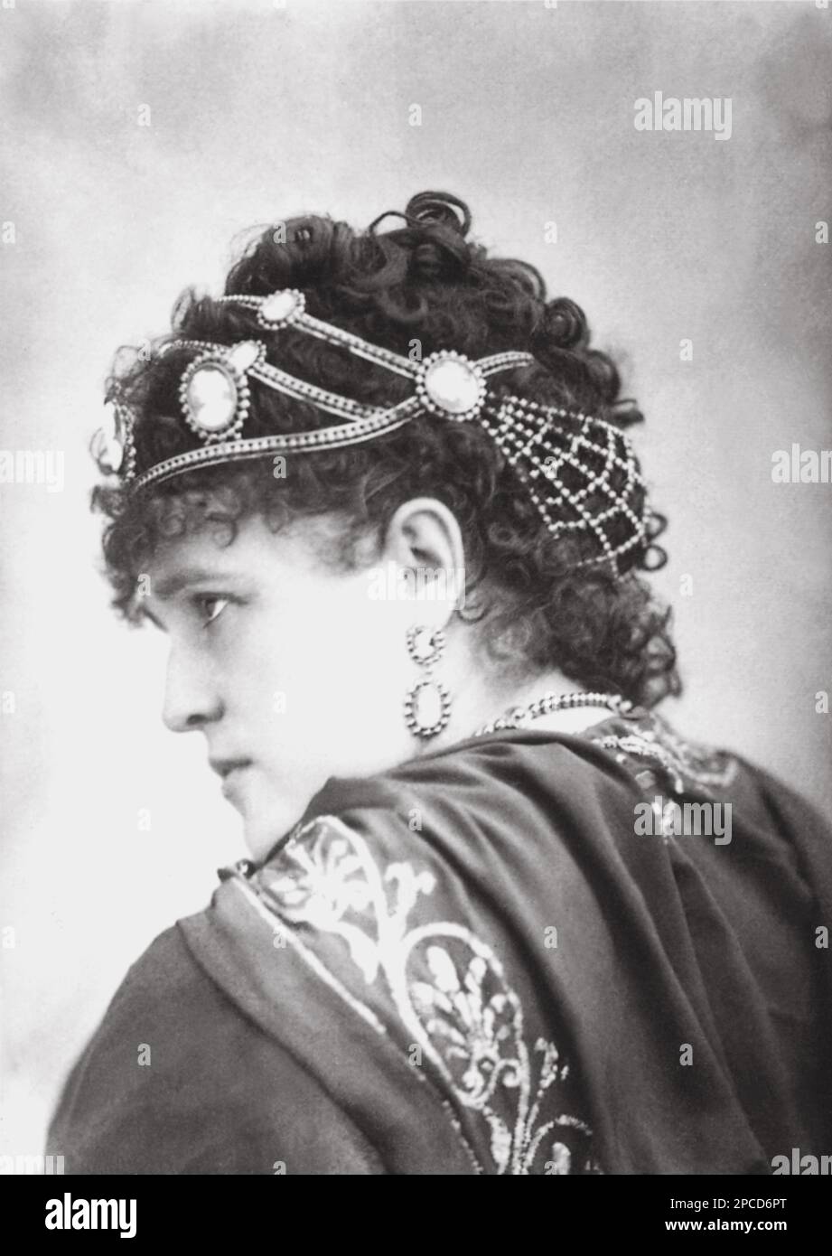 1878 , Parigi , FRANCIA : il celebrato soprano austriaco GABRIELLE KRAUSS (1842 - 1904 ) nel ruolo di Pauline in POLYEUCTE di Charles Gounod all' Opera de Paris . Foto di FELIX NADAR - CANTANTE LIRICA - OPERA - MUSICA CLASSICA - classica - ritratto - OPERA LIRICA - cantante lirica - classica - classica - classica - DIVA - DIVINA - profilo - profilo - gioielleria - gioielli - gioiello - gioielli - orecchini - orecchino - orecchini - mantello - Mantella ---- Archivio GBB Foto Stock