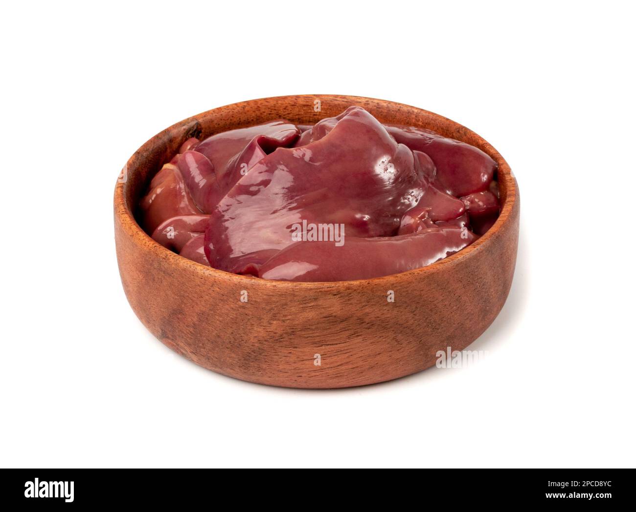 Fegato di pollo crudo isolato, frattaglie di pollo fresche, gibletti di pollame, fegato di pollo su sfondo bianco Foto Stock
