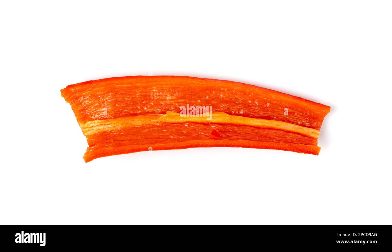 Peperoncini tagliati a pezzi tagliati isolati, peperoncini piccanti freschi, peperoncini rossi caldi parti su sfondo bianco Foto Stock