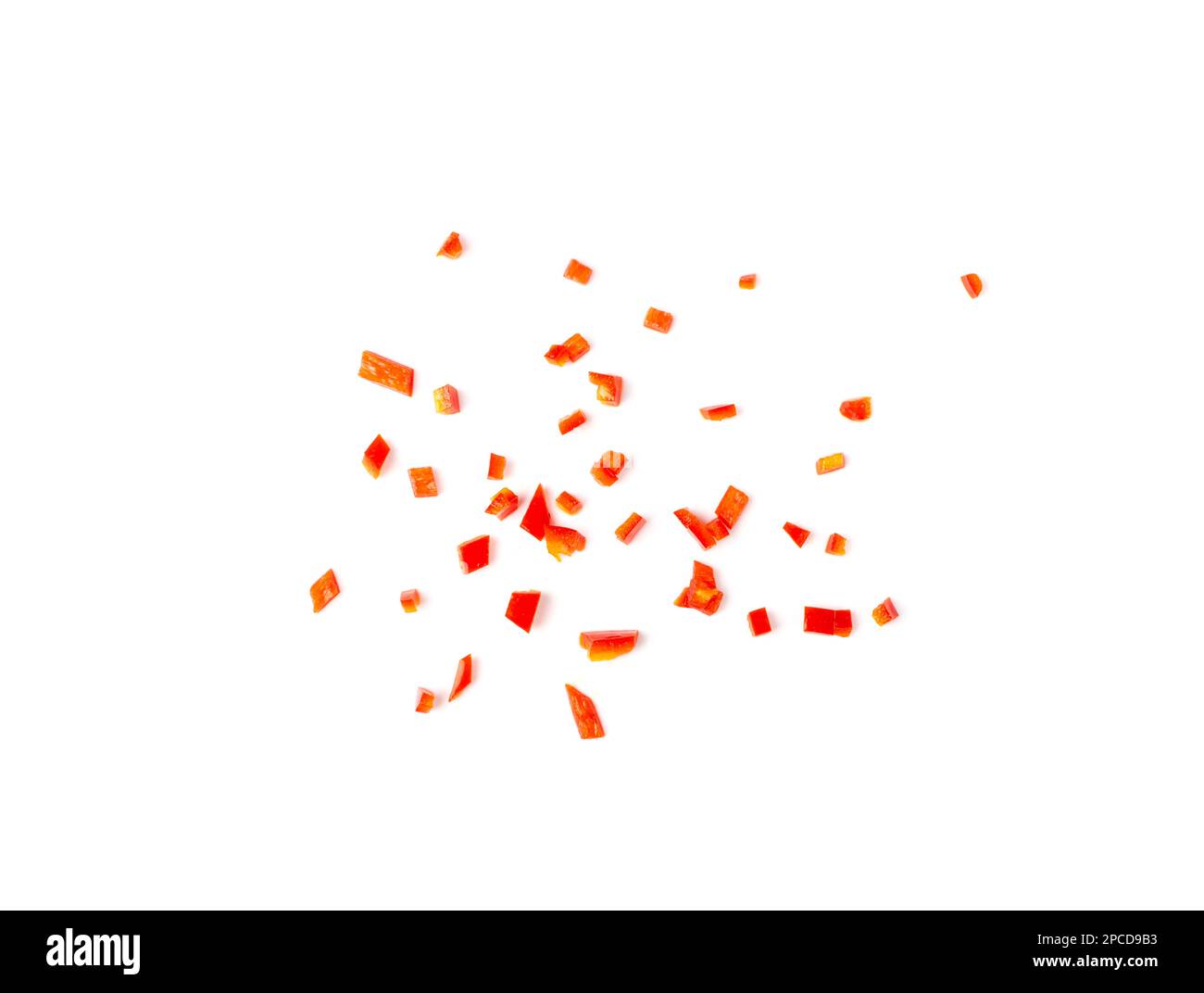 Peperoncini tagliati a pezzi tagliati isolati, peperoncini piccanti freschi, peperoncini rossi caldi parti su sfondo bianco Foto Stock