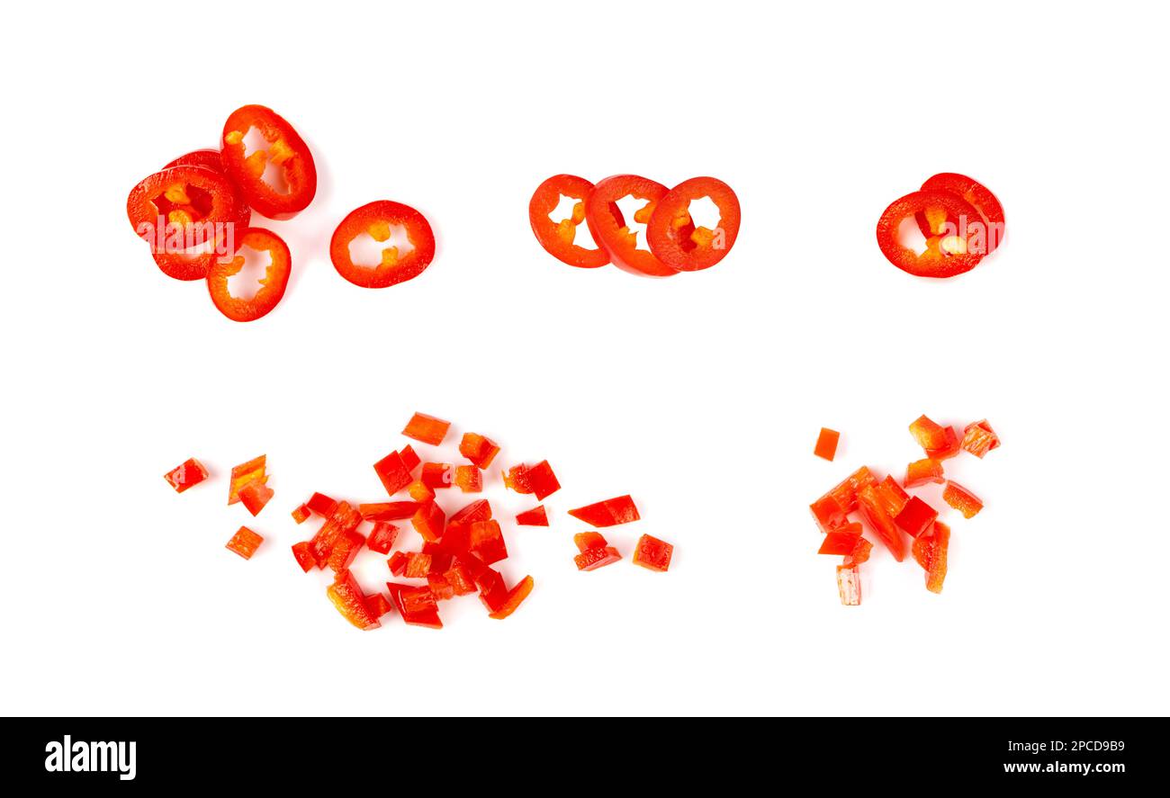 Peperoncini tagliati a pezzi tagliati isolati, peperoncini piccanti freschi, peperoncini rossi caldi parti su sfondo bianco Foto Stock